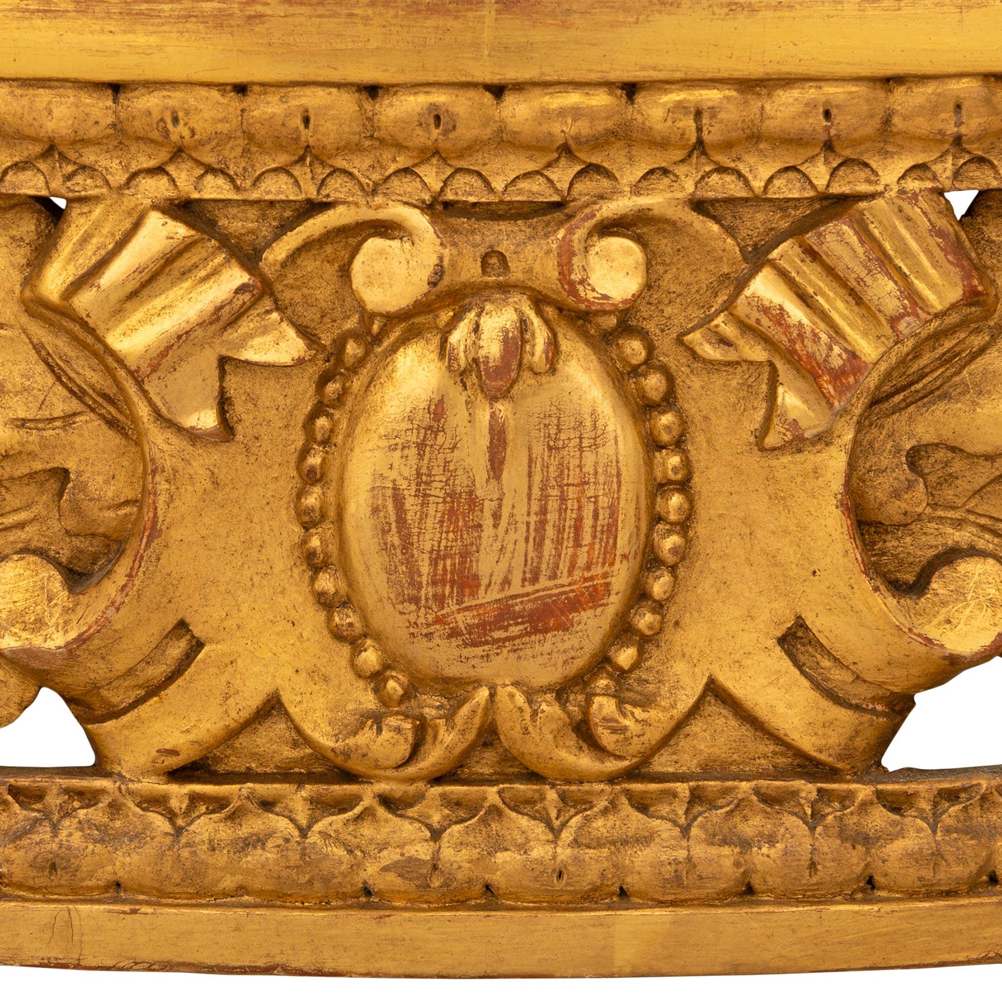 XIXe siècle Table d'appoint en bois doré et marbre Rouge de Languedoc de style Louis XVI du 19e siècle en vente