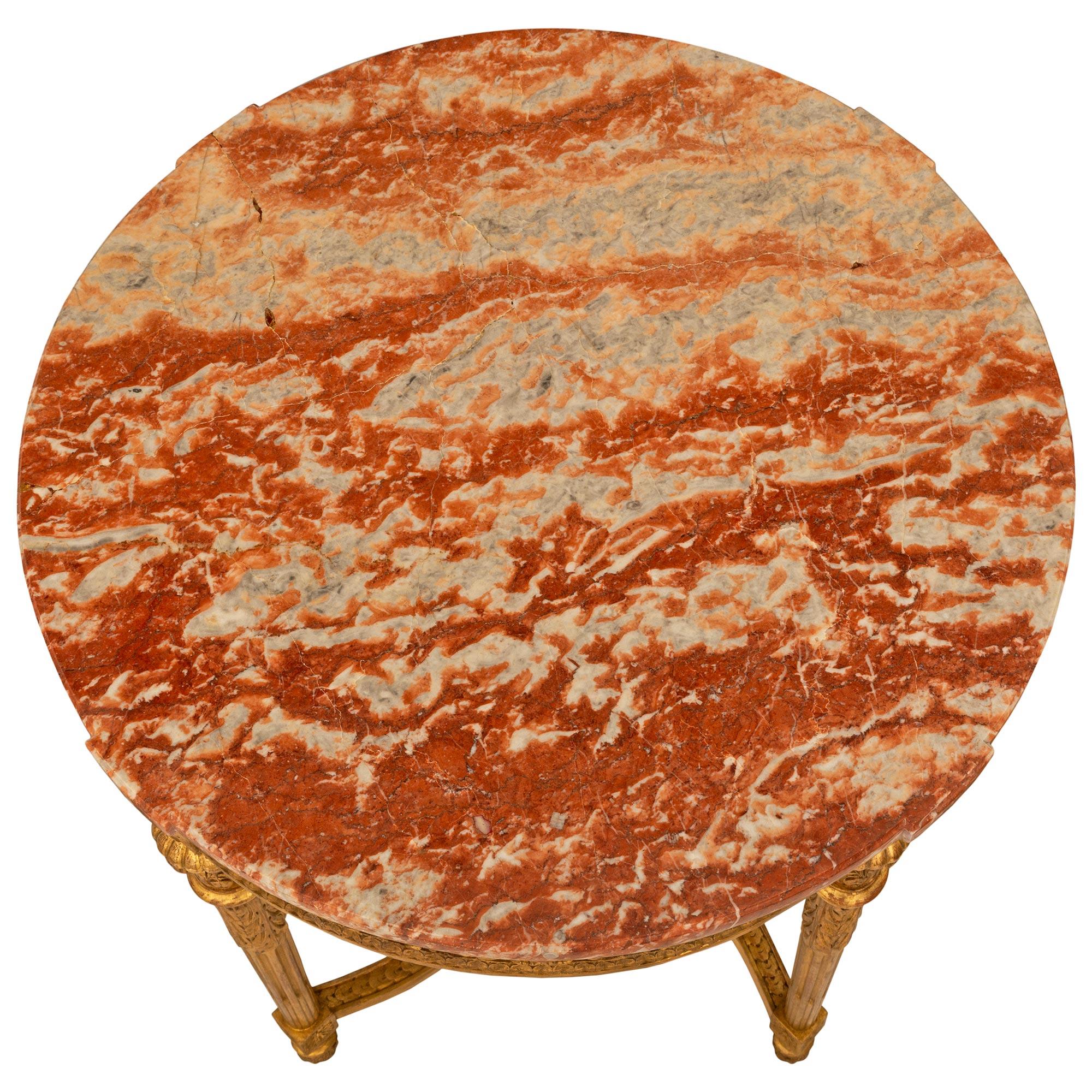Table d'appoint en bois doré et marbre Rouge de Languedoc de style Louis XVI du 19e siècle en vente 2