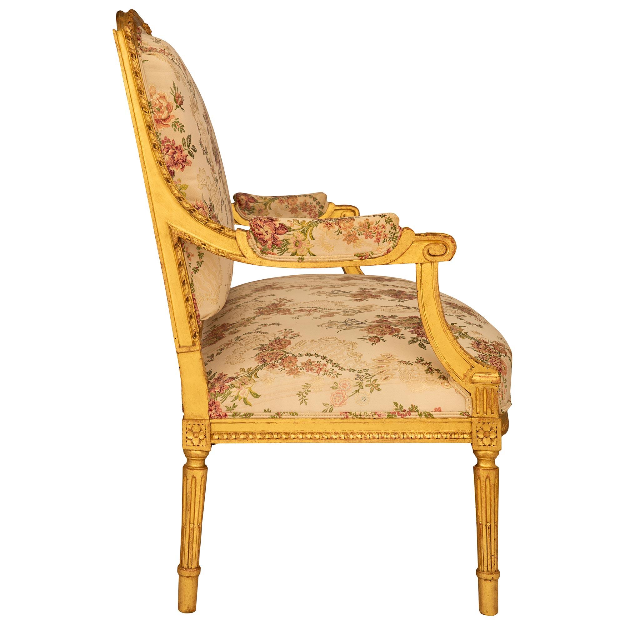 Français Canapé en bois doré Louis XVI du XIXe siècle en vente