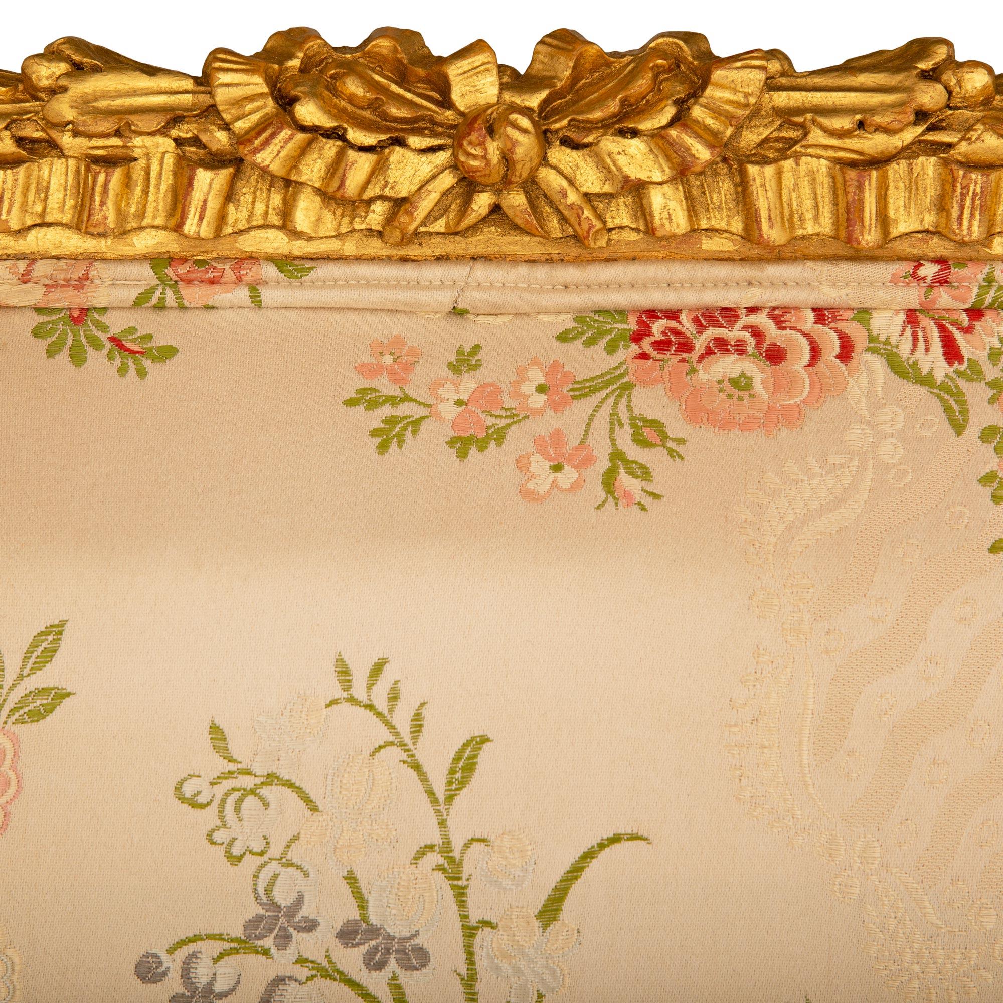 Tissu Canapé en bois doré Louis XVI du XIXe siècle en vente