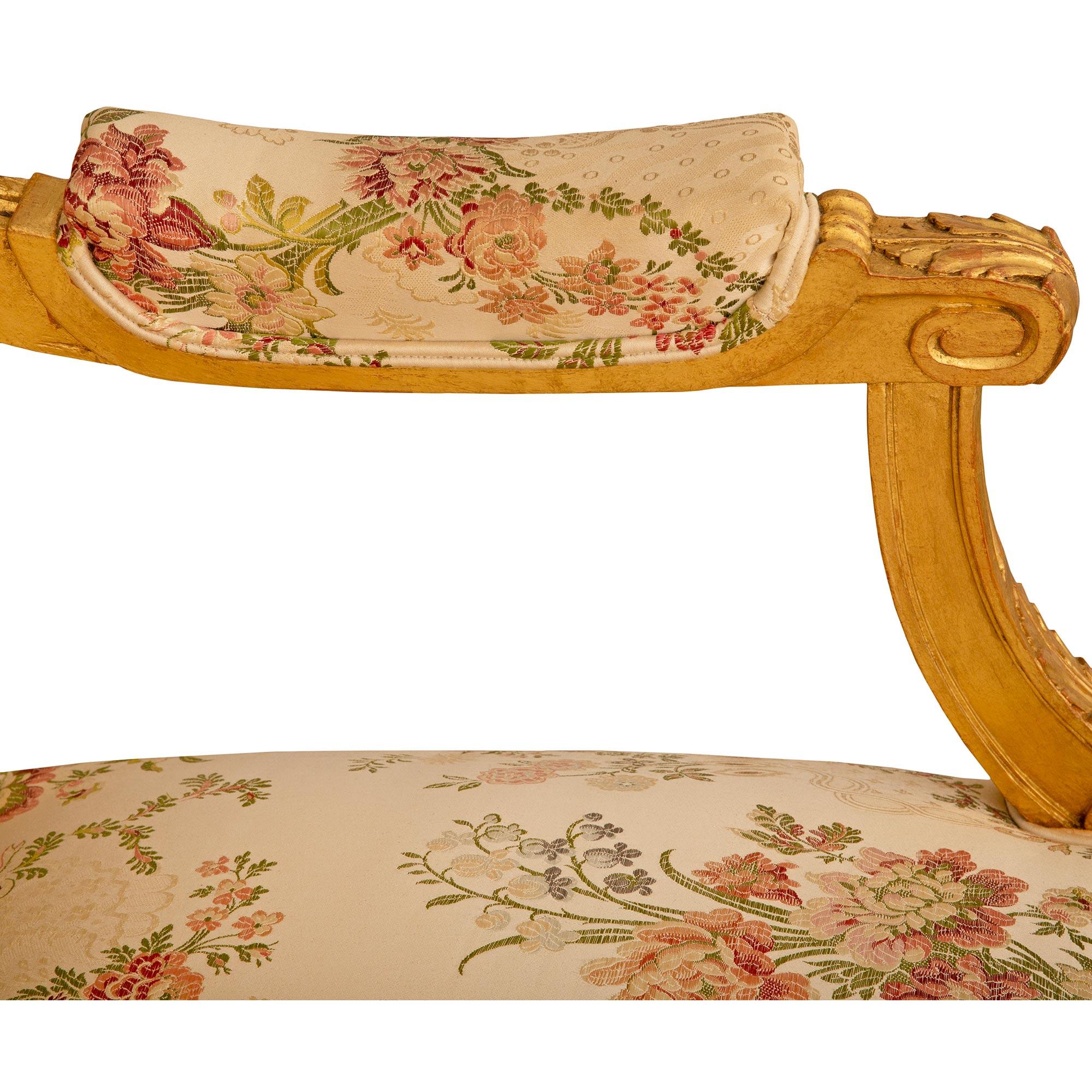 Canapé en bois doré Louis XVI du XIXe siècle en vente 1