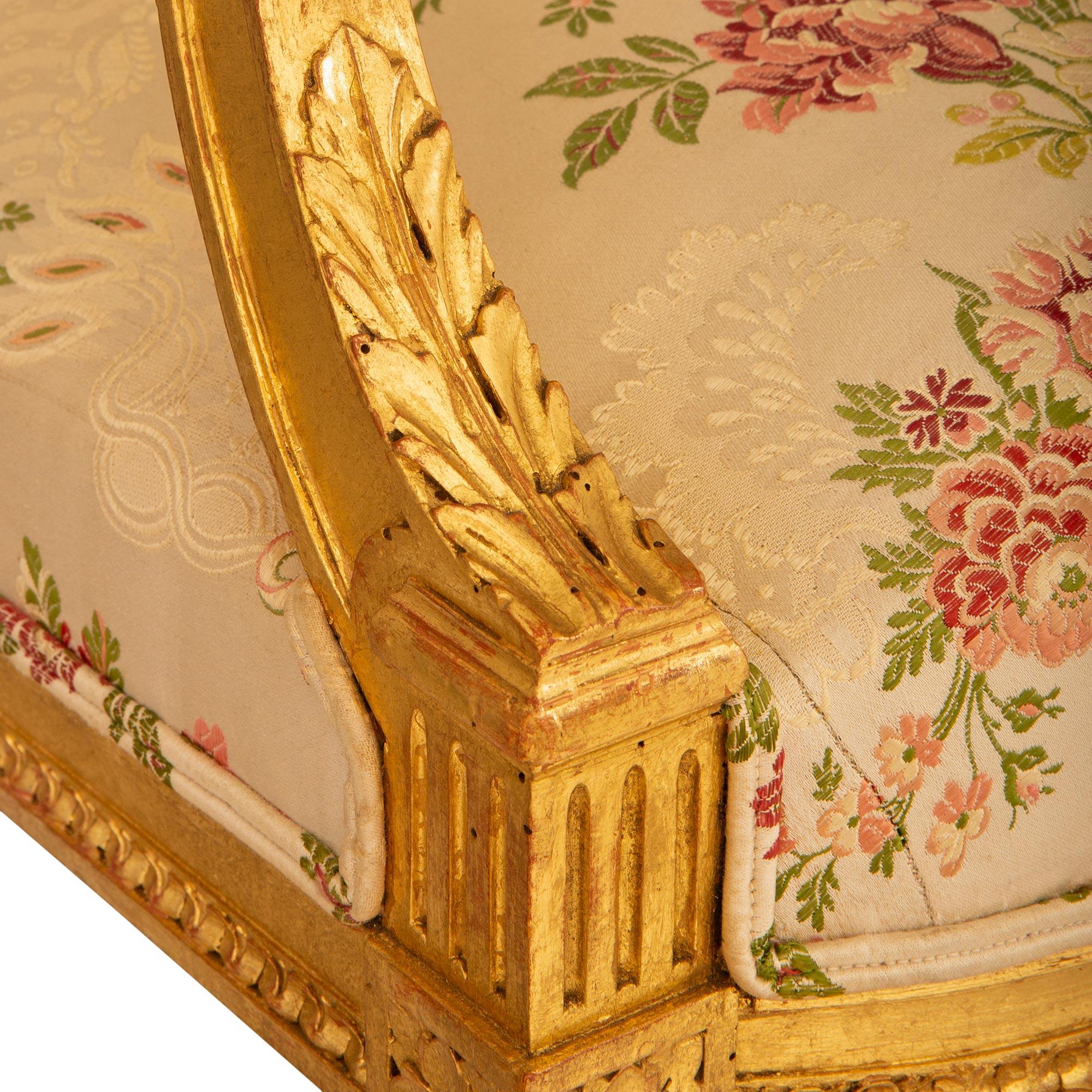 Canapé en bois doré Louis XVI du XIXe siècle en vente 2