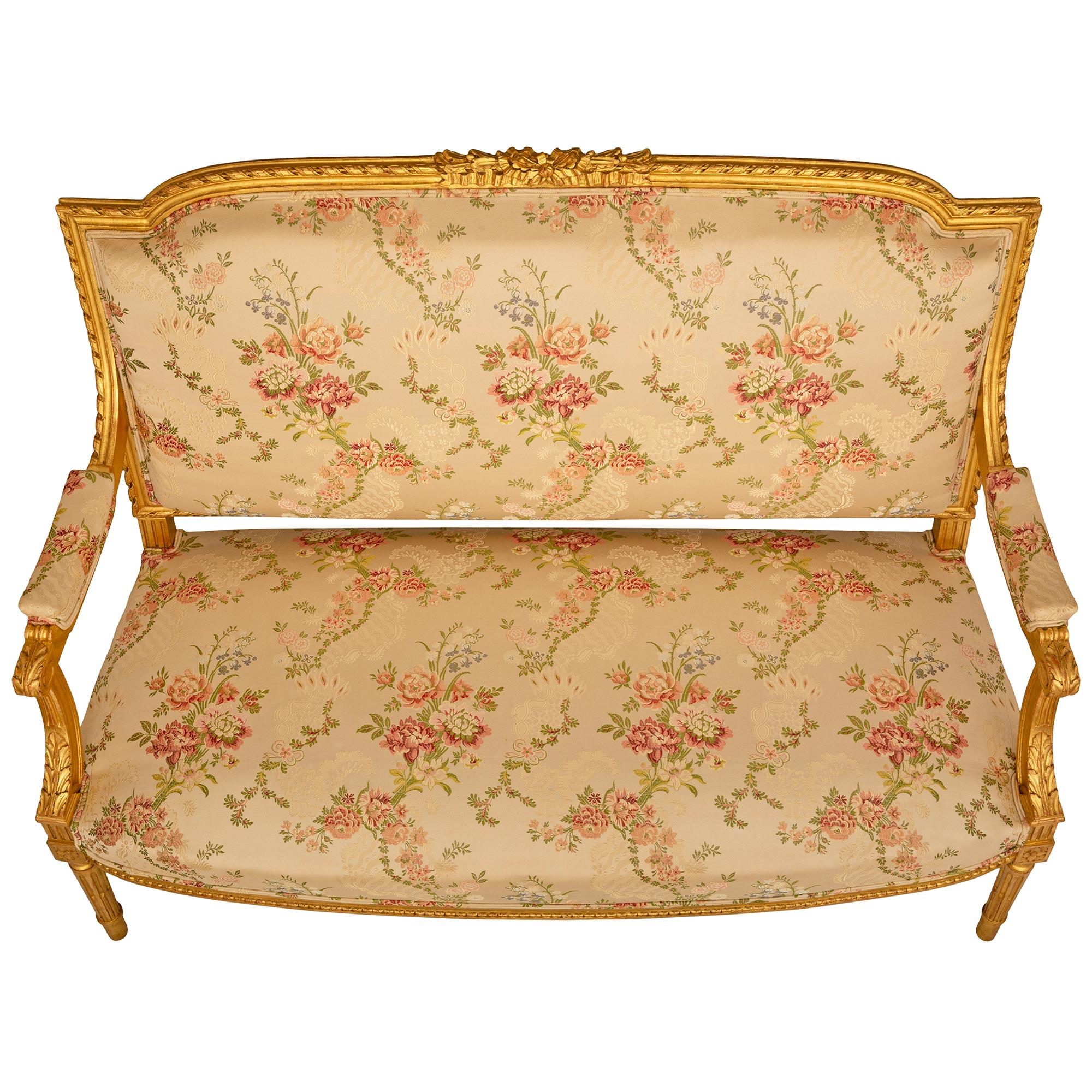 Canapé en bois doré Louis XVI du XIXe siècle en vente 4