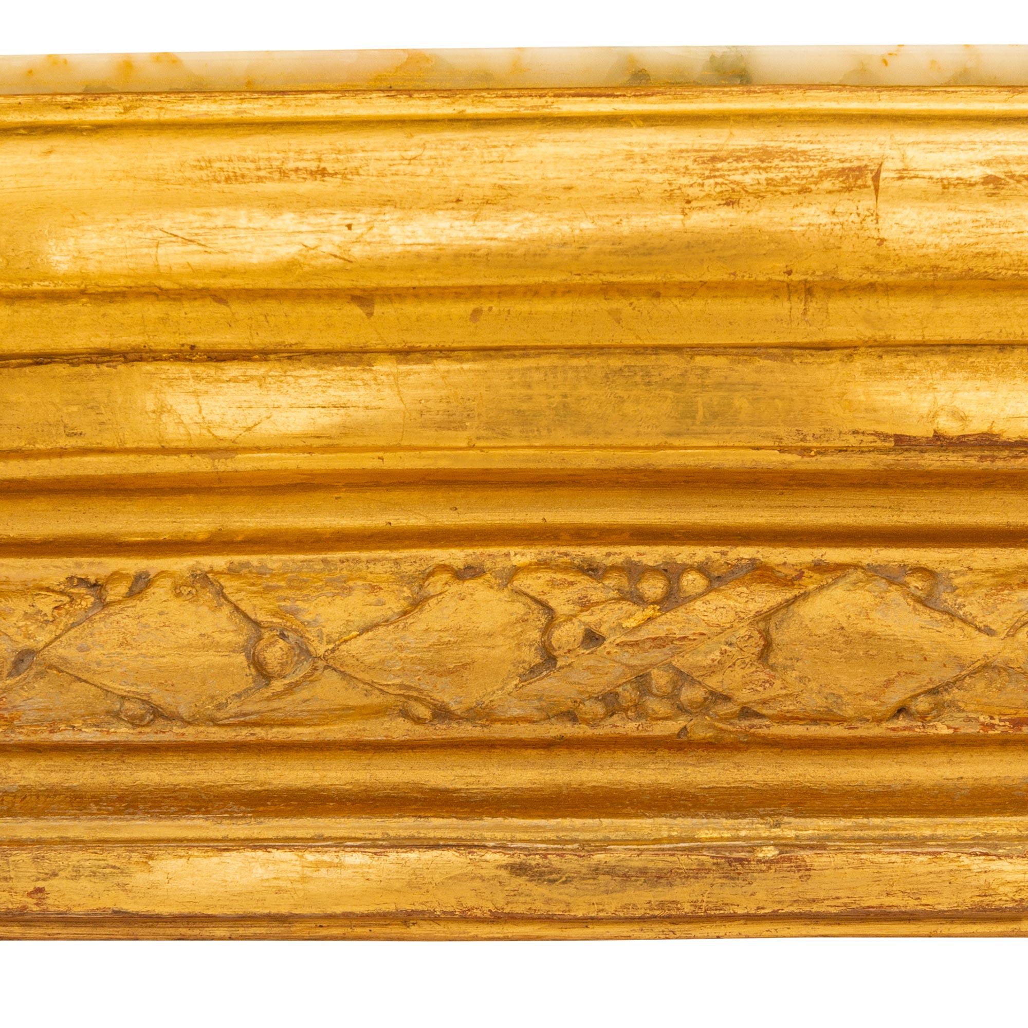 Marbre Table d'appoint française Louis XVI du 19ème siècle en bois doré en vente