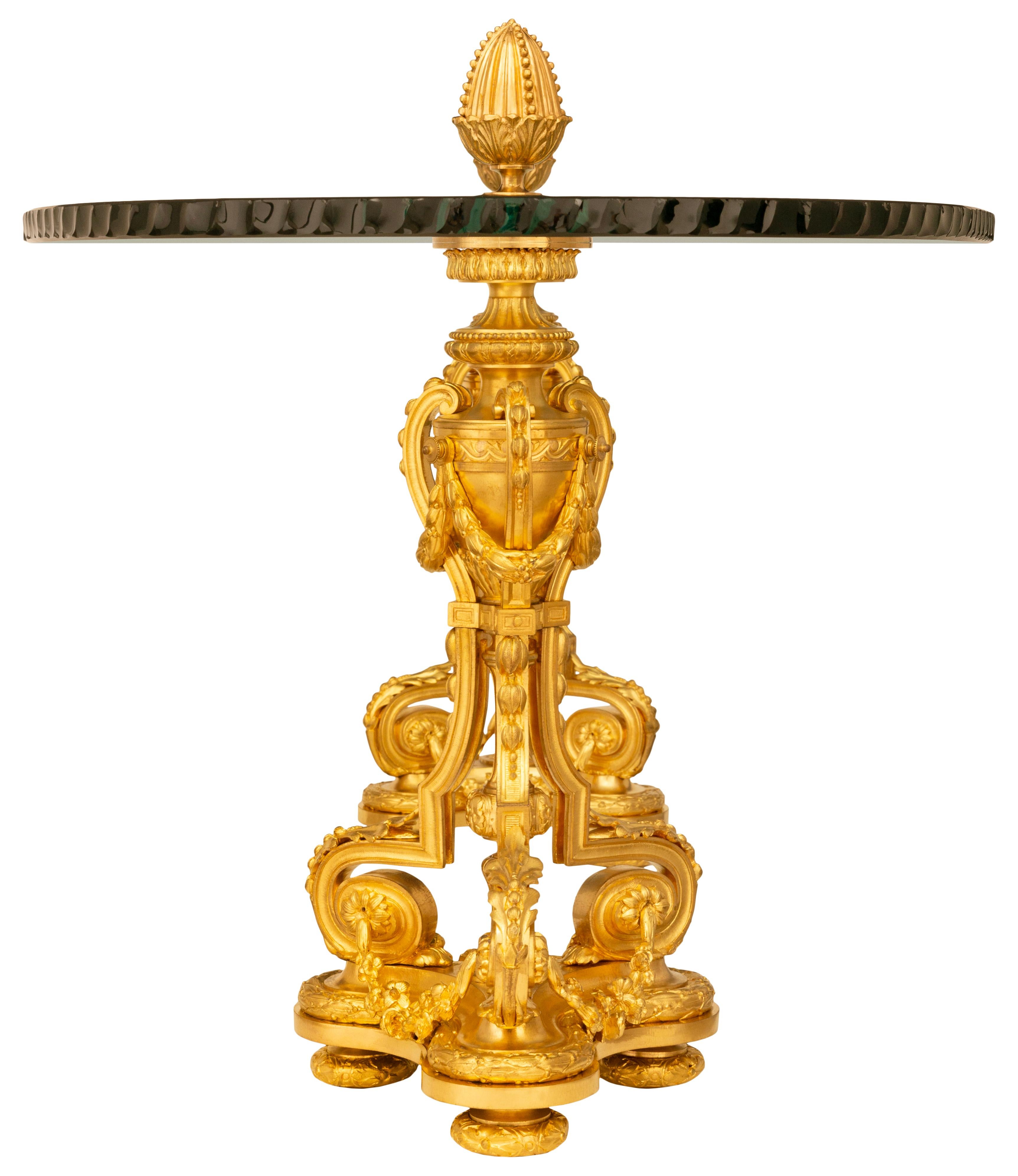 XIXe siècle Table basse en verre et bronze doré de style Louis XVI du 19e siècle en vente