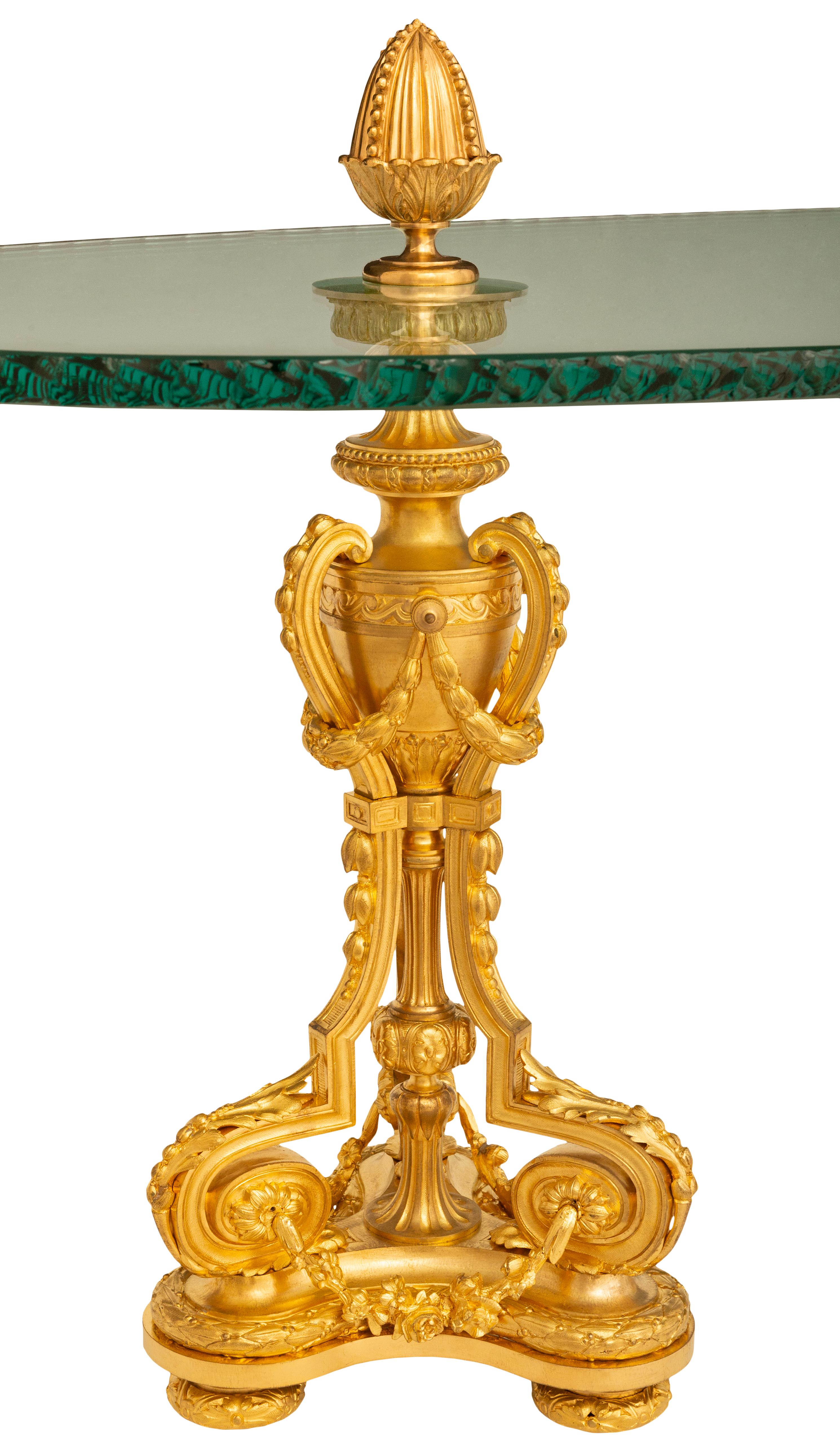 Verre Table basse en verre et bronze doré de style Louis XVI du 19e siècle en vente