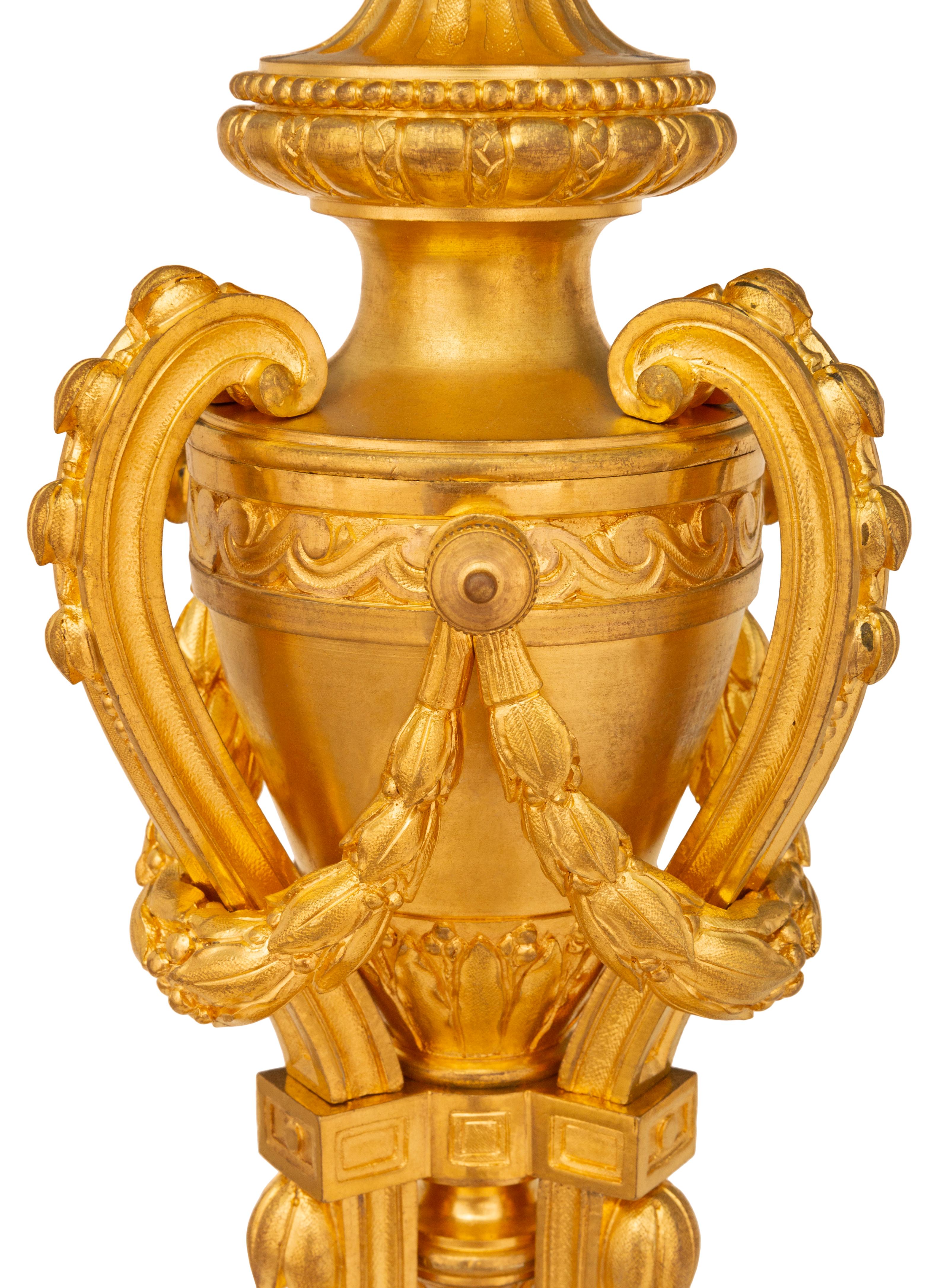 Table basse en verre et bronze doré de style Louis XVI du 19e siècle en vente 3