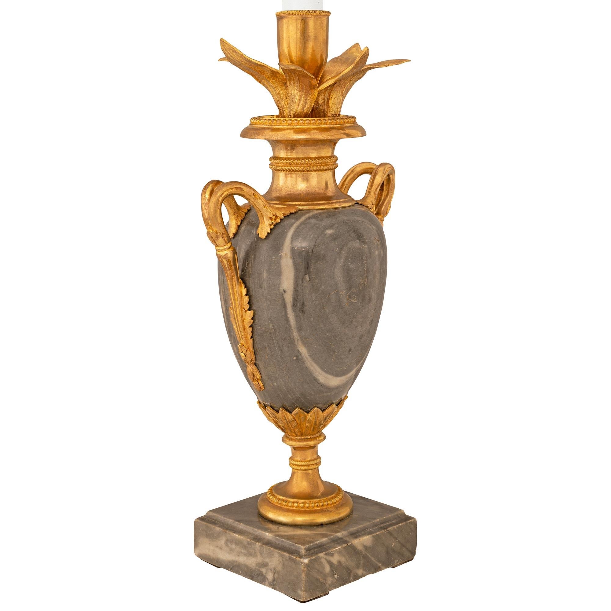 Francese Candeliere francese del XIX secolo in marmo e Ormolu Luigi XVI st. Gris St. Anne in vendita