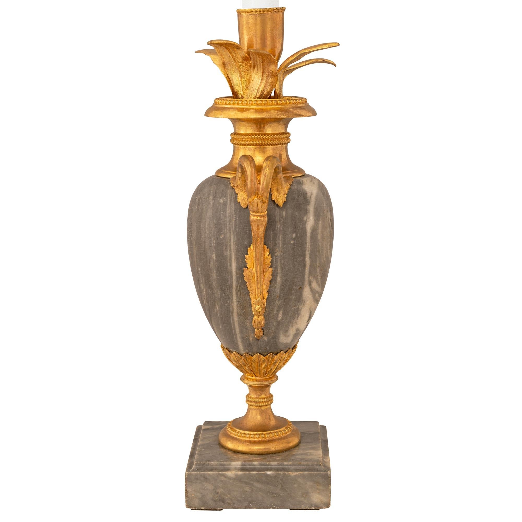 Candeliere francese del XIX secolo in marmo e Ormolu Luigi XVI st. Gris St. Anne In condizioni buone in vendita a West Palm Beach, FL