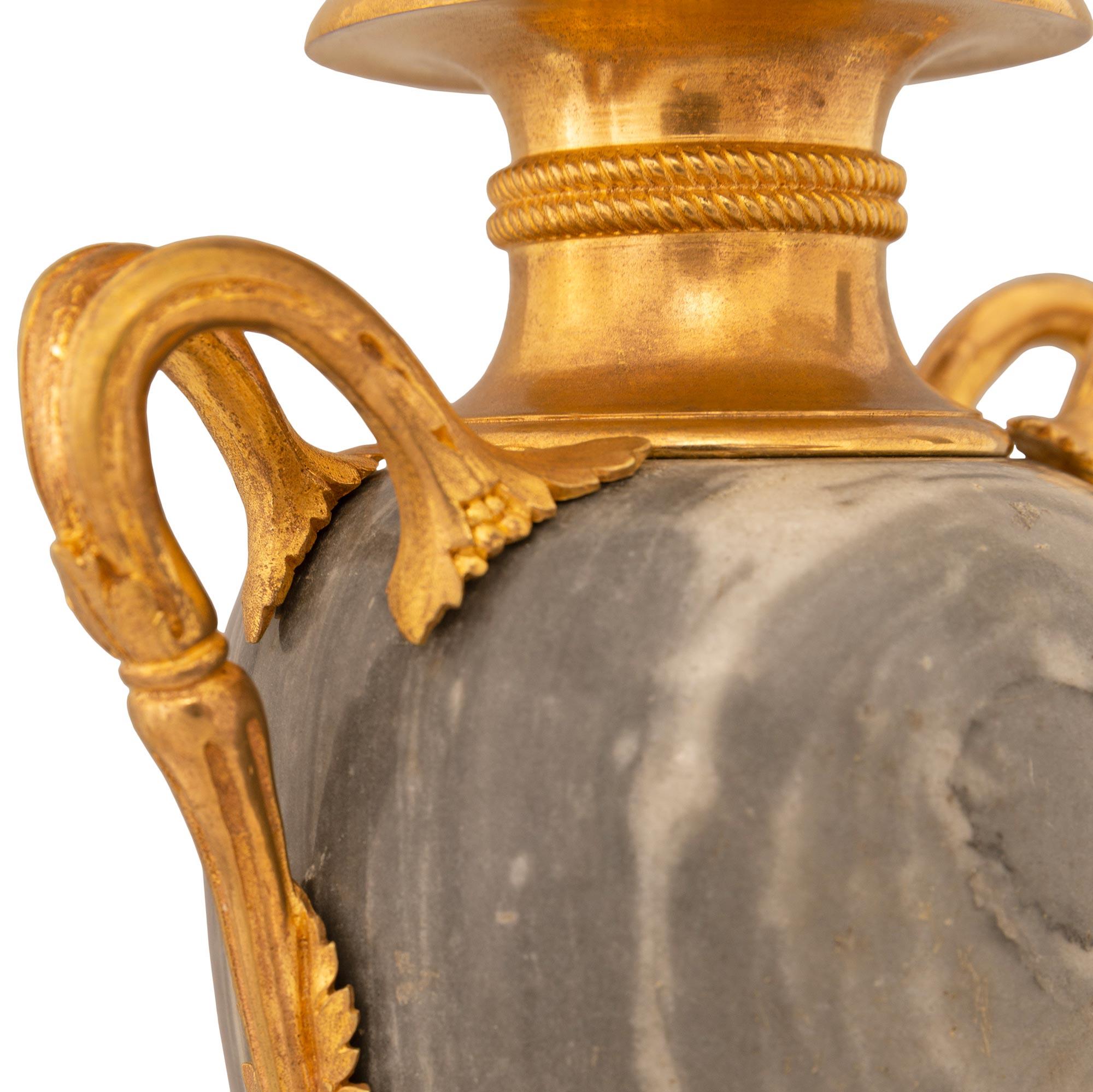 Candeliere francese del XIX secolo in marmo e Ormolu Luigi XVI st. Gris St. Anne in vendita 1
