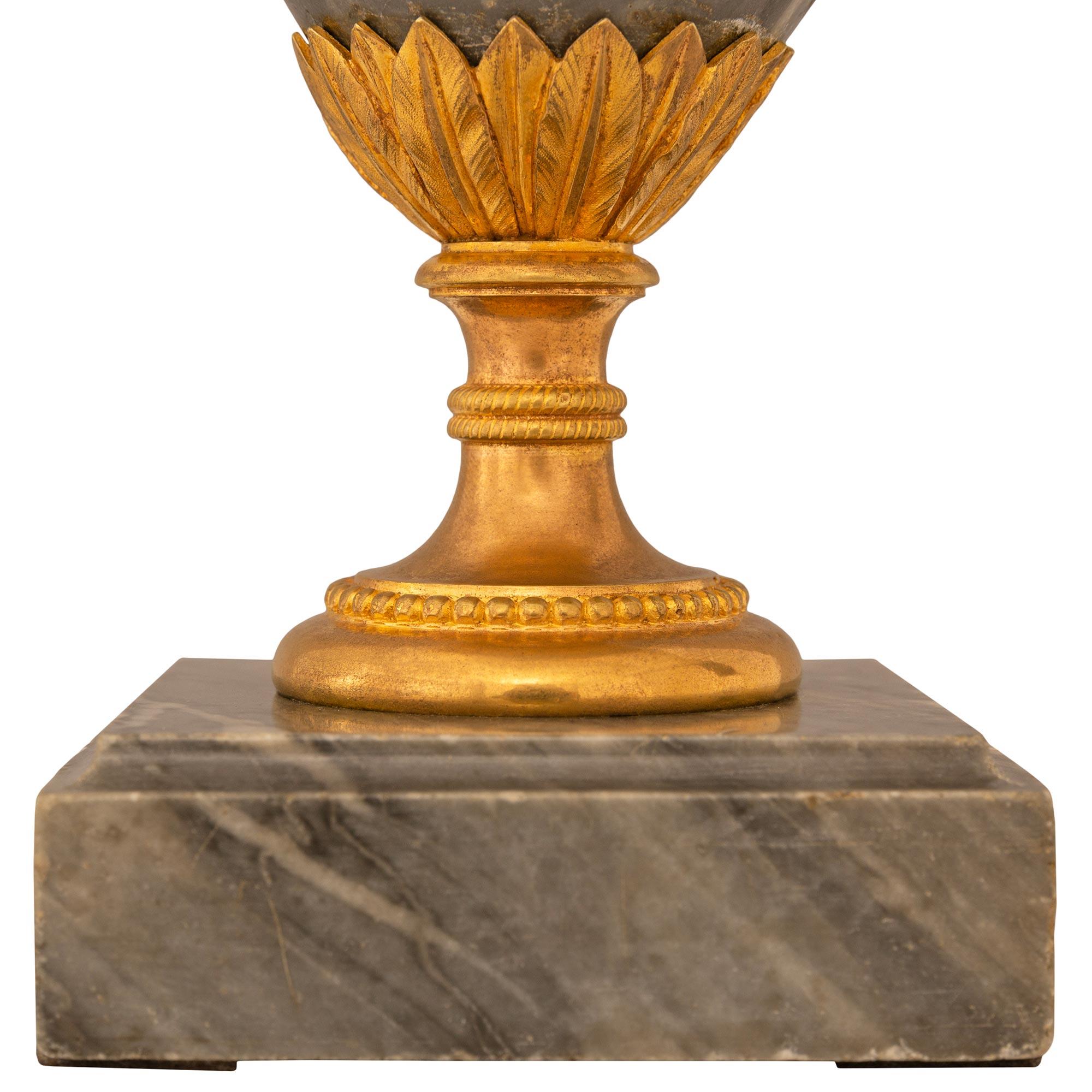 Candeliere francese del XIX secolo in marmo e Ormolu Luigi XVI st. Gris St. Anne in vendita 2