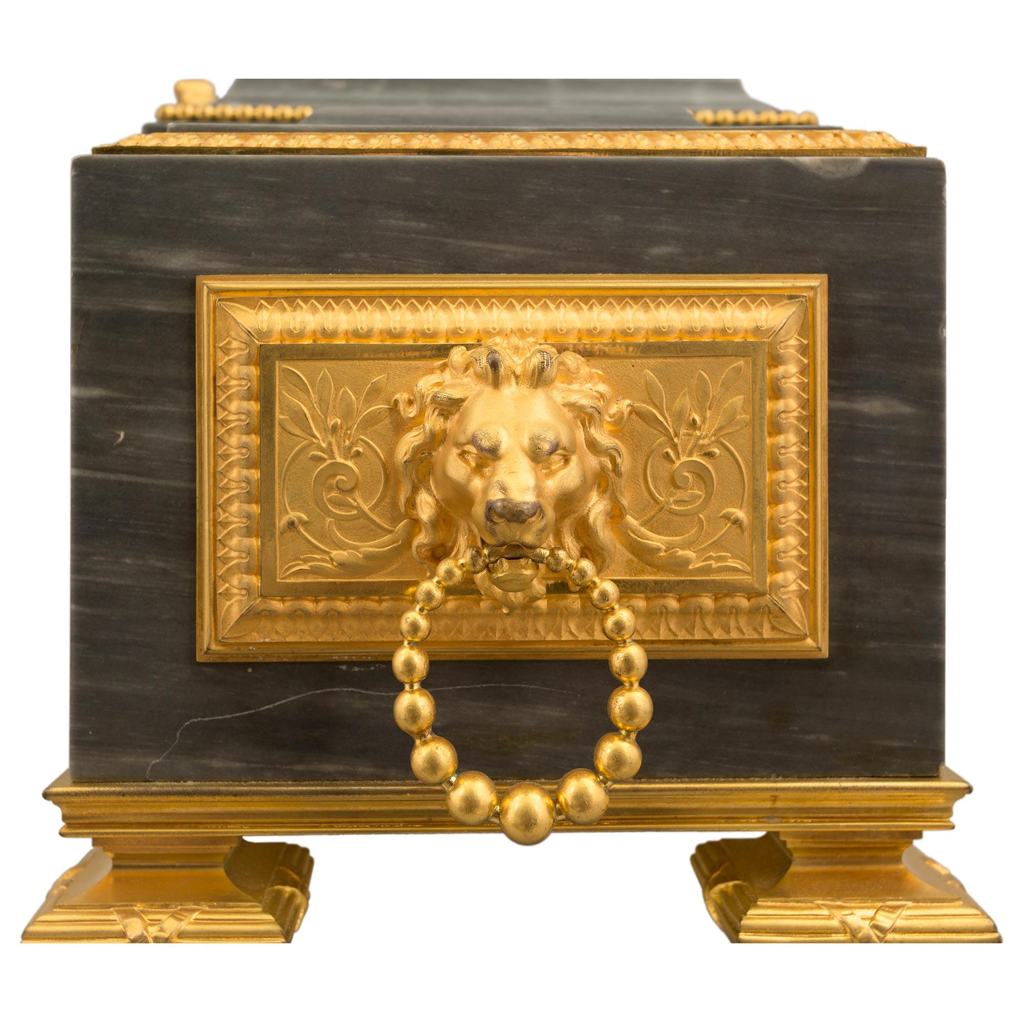 Französische Louis-XVI-Sockeluhr aus St. Gris St. Anne-Marmor und Goldbronze, 19. Jahrhundert im Angebot 6