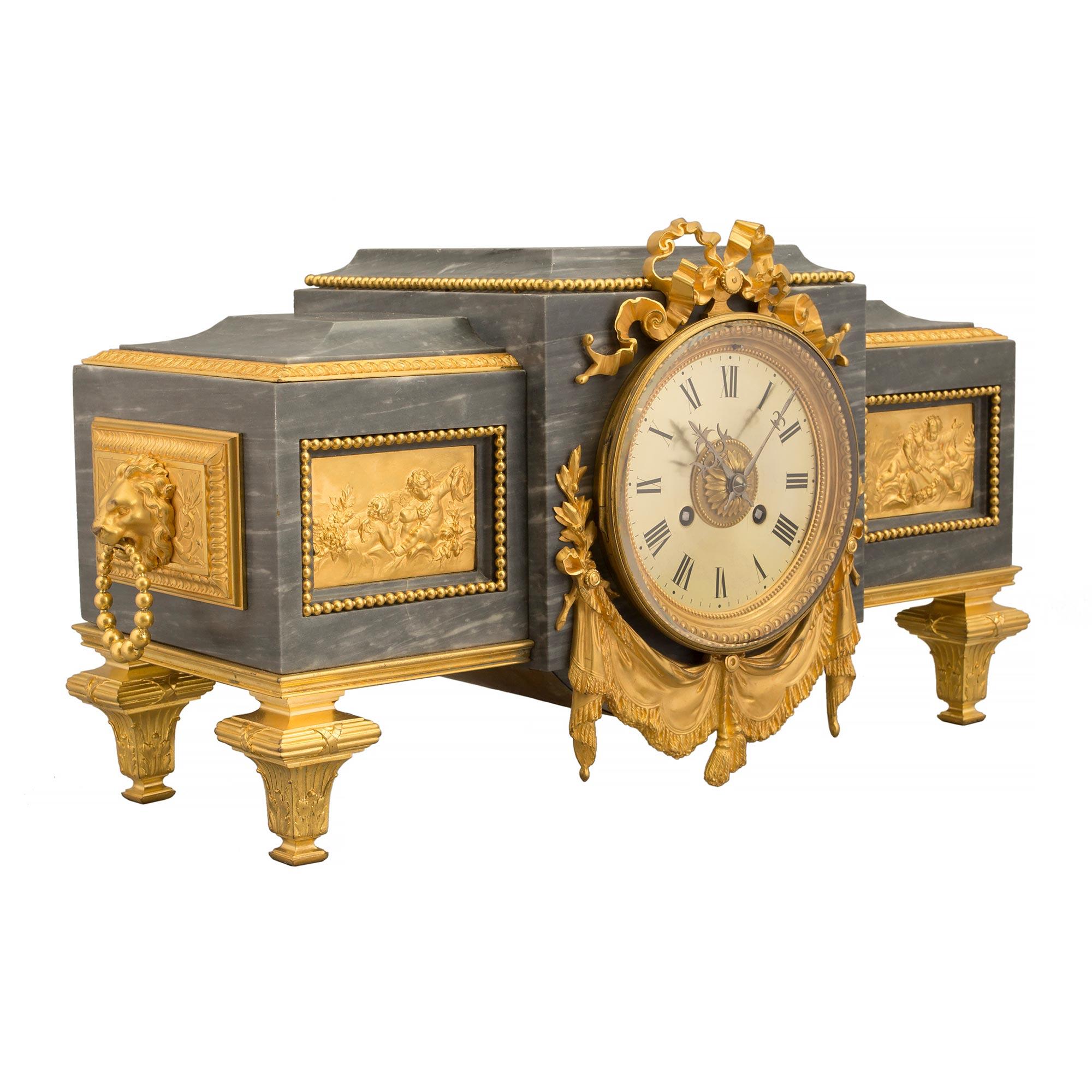 Français Horloge à piédestal Louis XVI du 19ème siècle en marbre St. Gris St. Anne et ormolu en vente