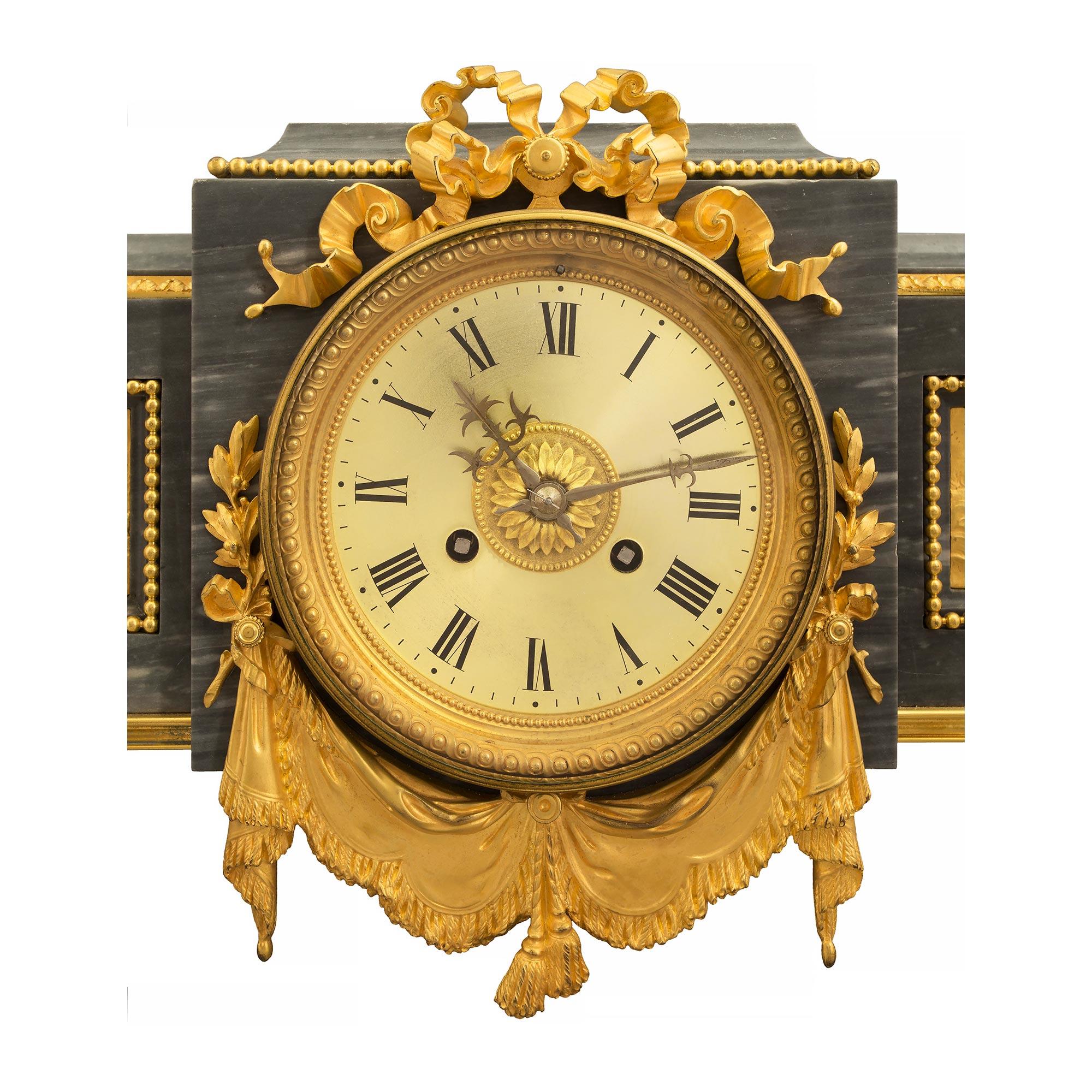 Horloge à piédestal Louis XVI du 19ème siècle en marbre St. Gris St. Anne et ormolu en vente 2