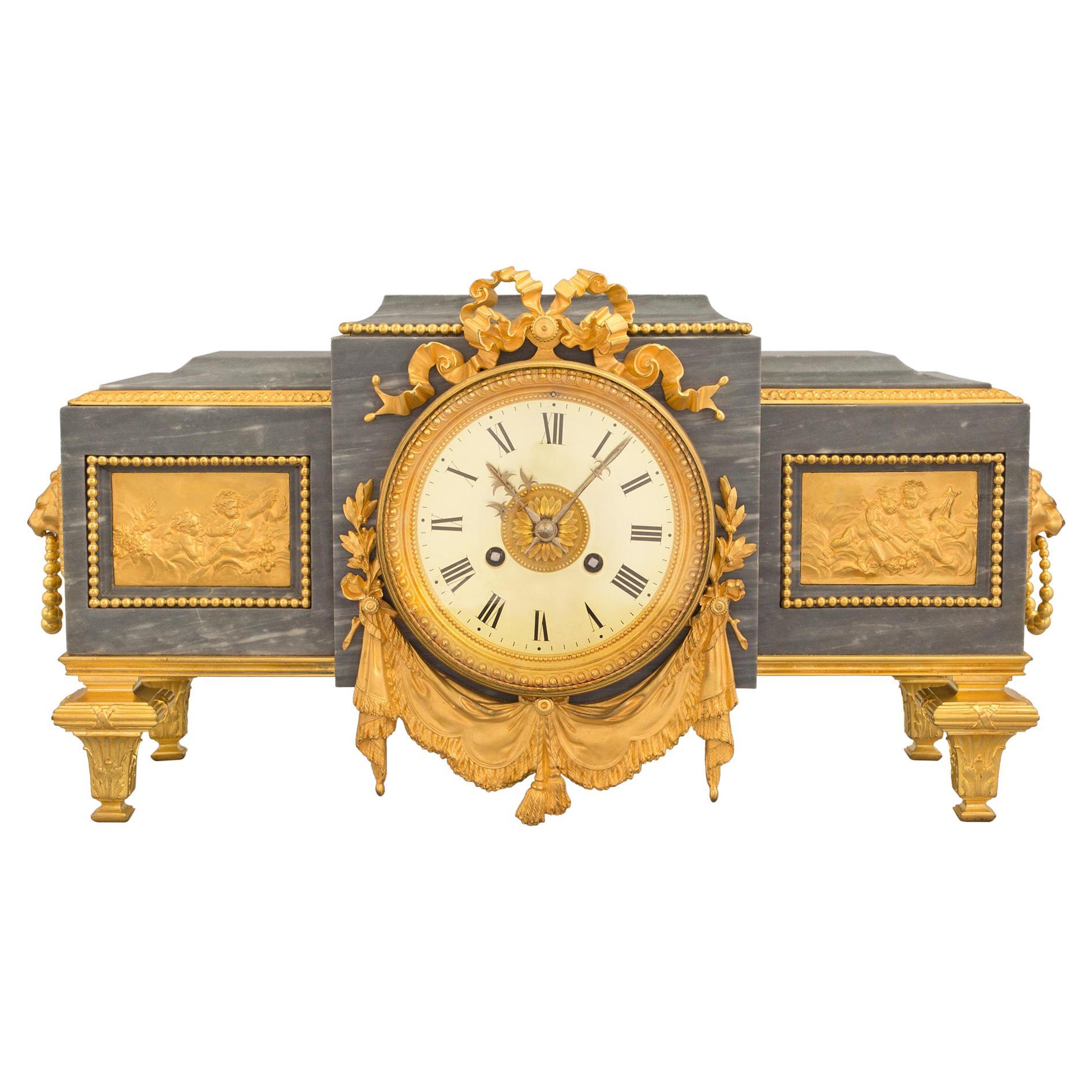Horloge à piédestal Louis XVI du 19ème siècle en marbre St. Gris St. Anne et ormolu en vente