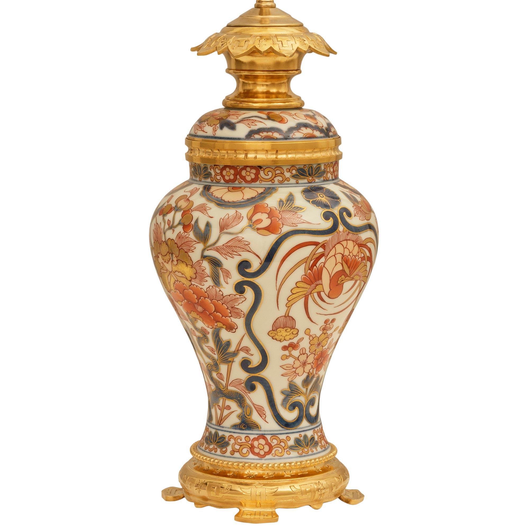 Français Lampe en porcelaine Imari Porcelain et Ormolu du 19ème siècle, de style Louis XVI en vente