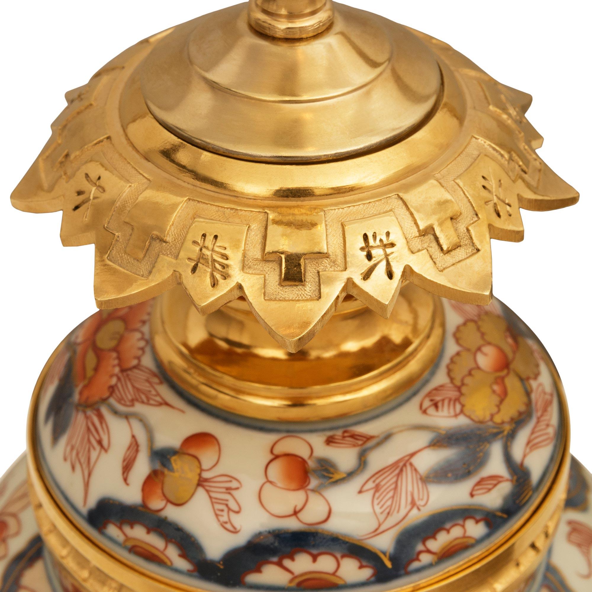 Lampe en porcelaine Imari Porcelain et Ormolu du 19ème siècle, de style Louis XVI Bon état - En vente à West Palm Beach, FL