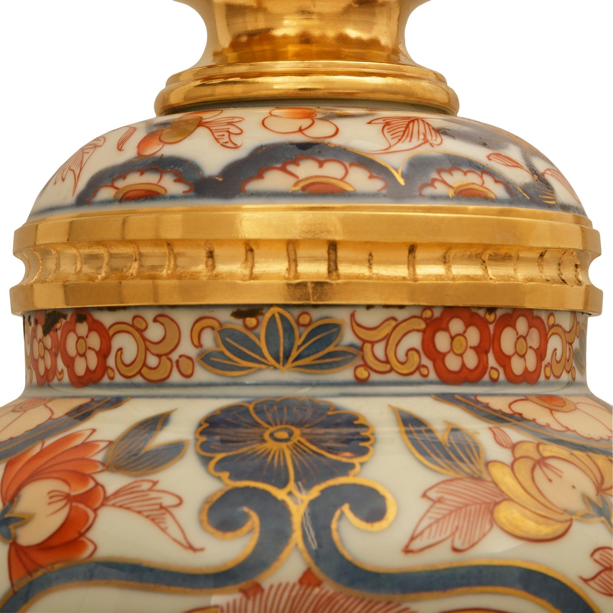XIXe siècle Lampe en porcelaine Imari Porcelain et Ormolu du 19ème siècle, de style Louis XVI en vente
