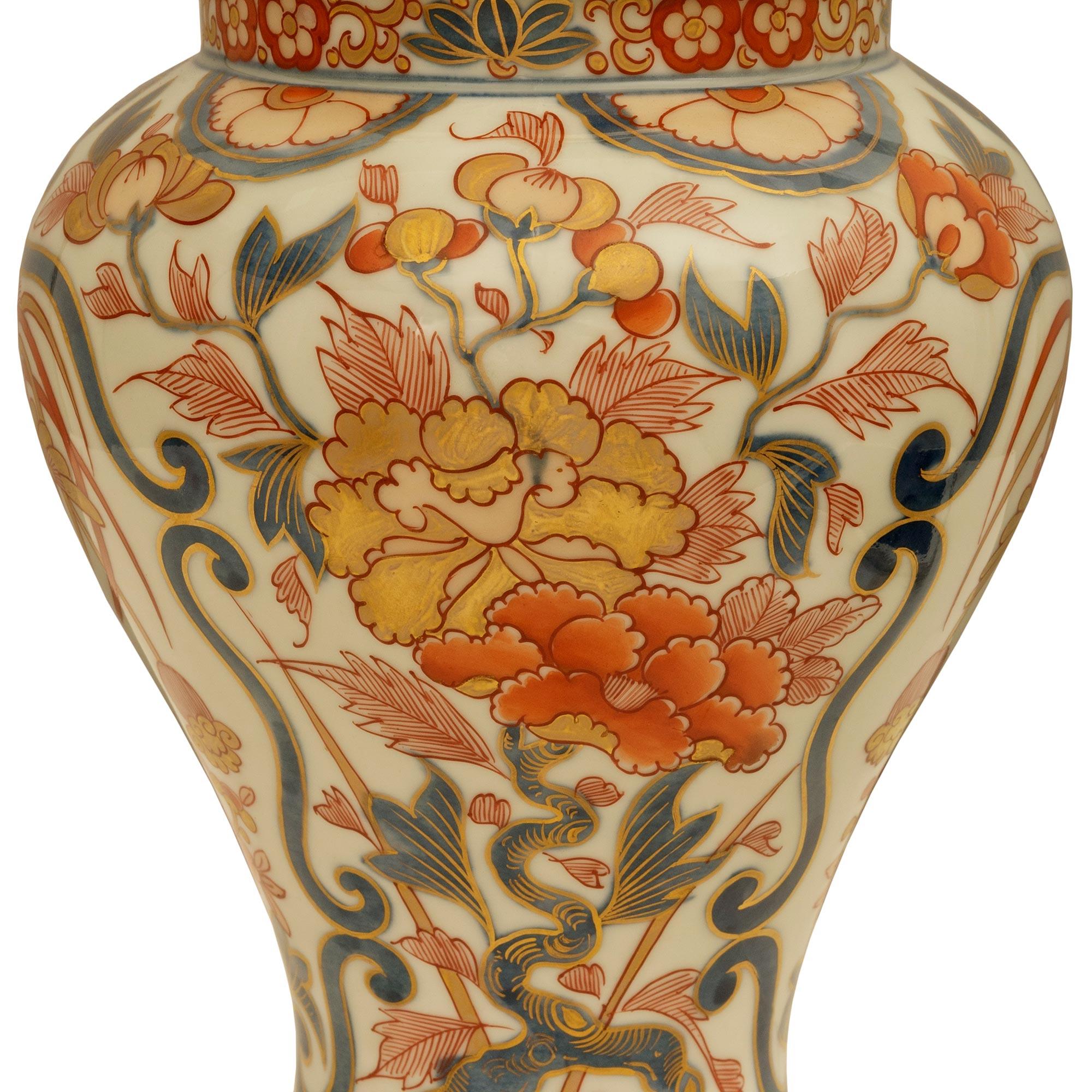 Lampe en porcelaine Imari Porcelain et Ormolu du 19ème siècle, de style Louis XVI en vente 1