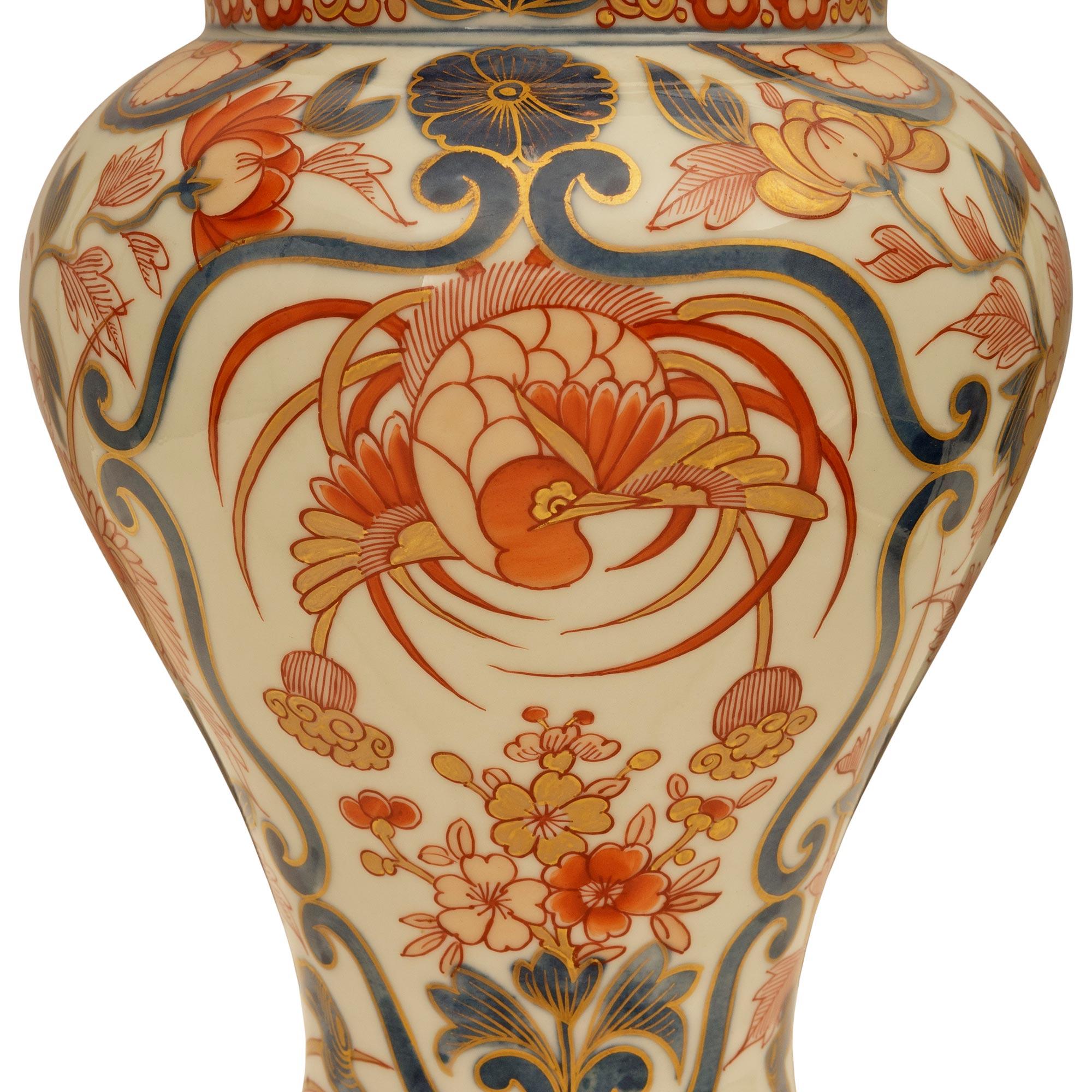 Lampe en porcelaine Imari Porcelain et Ormolu du 19ème siècle, de style Louis XVI en vente 2