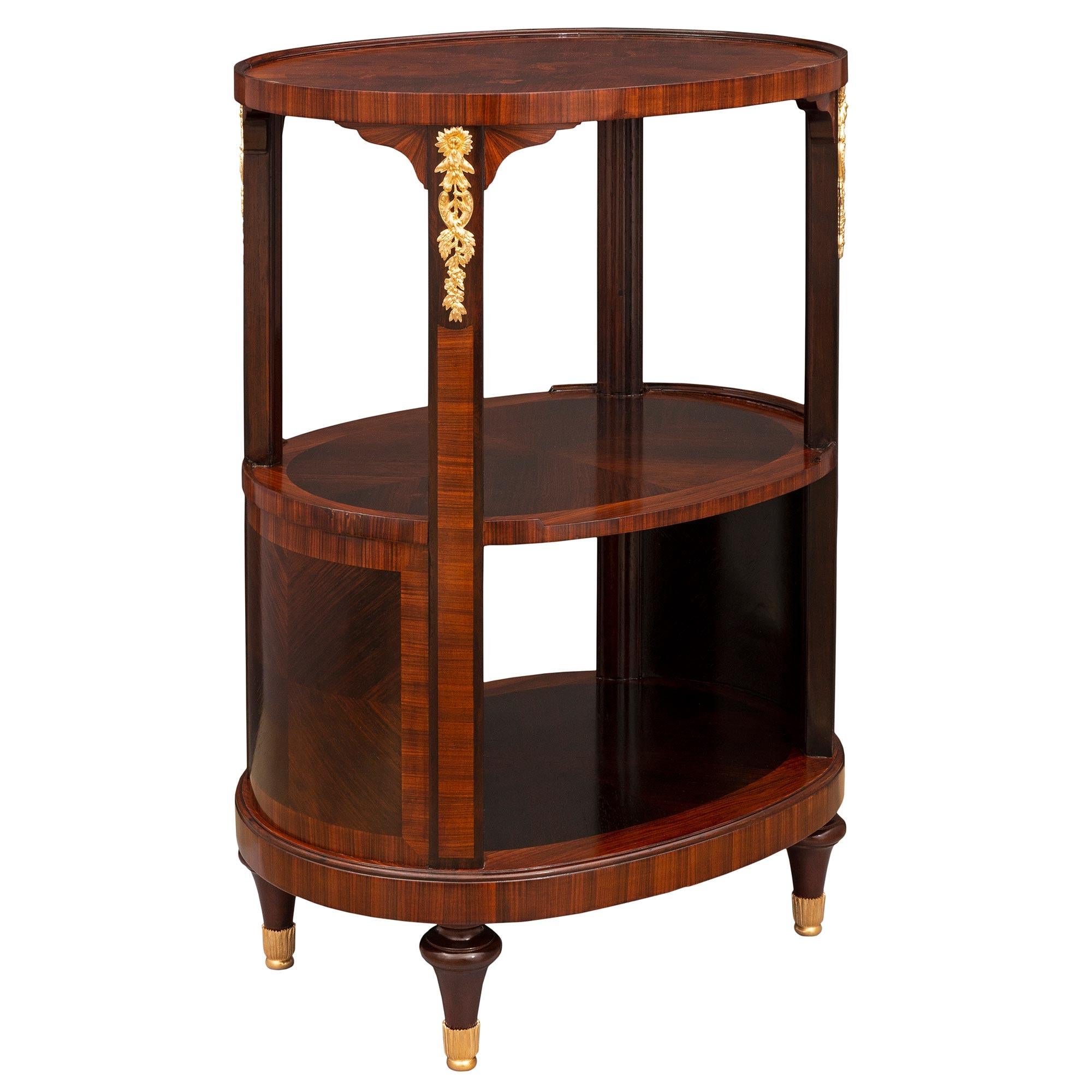 Français Table d'appoint en bois de roi et bronze doré, de style Louis XVI, du 19e siècle. en vente