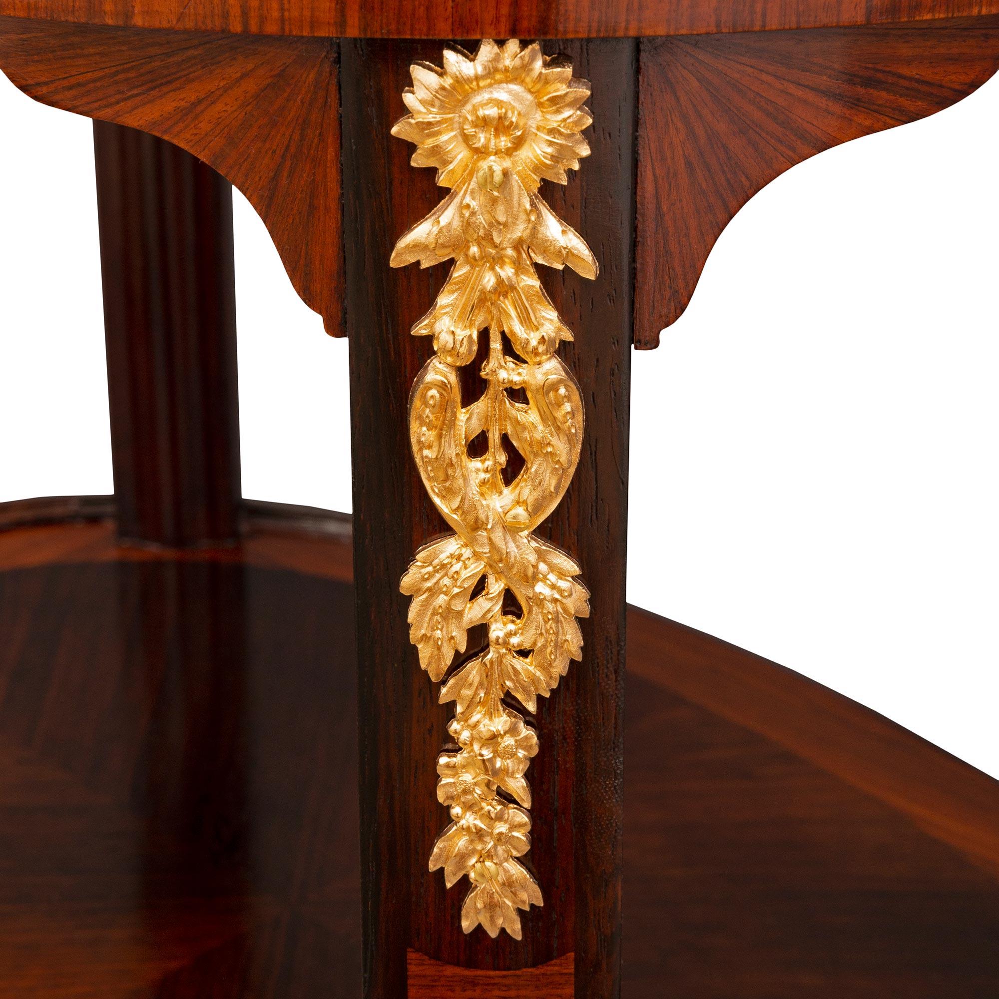 Bronze doré Table d'appoint en bois de roi et bronze doré, de style Louis XVI, du 19e siècle. en vente