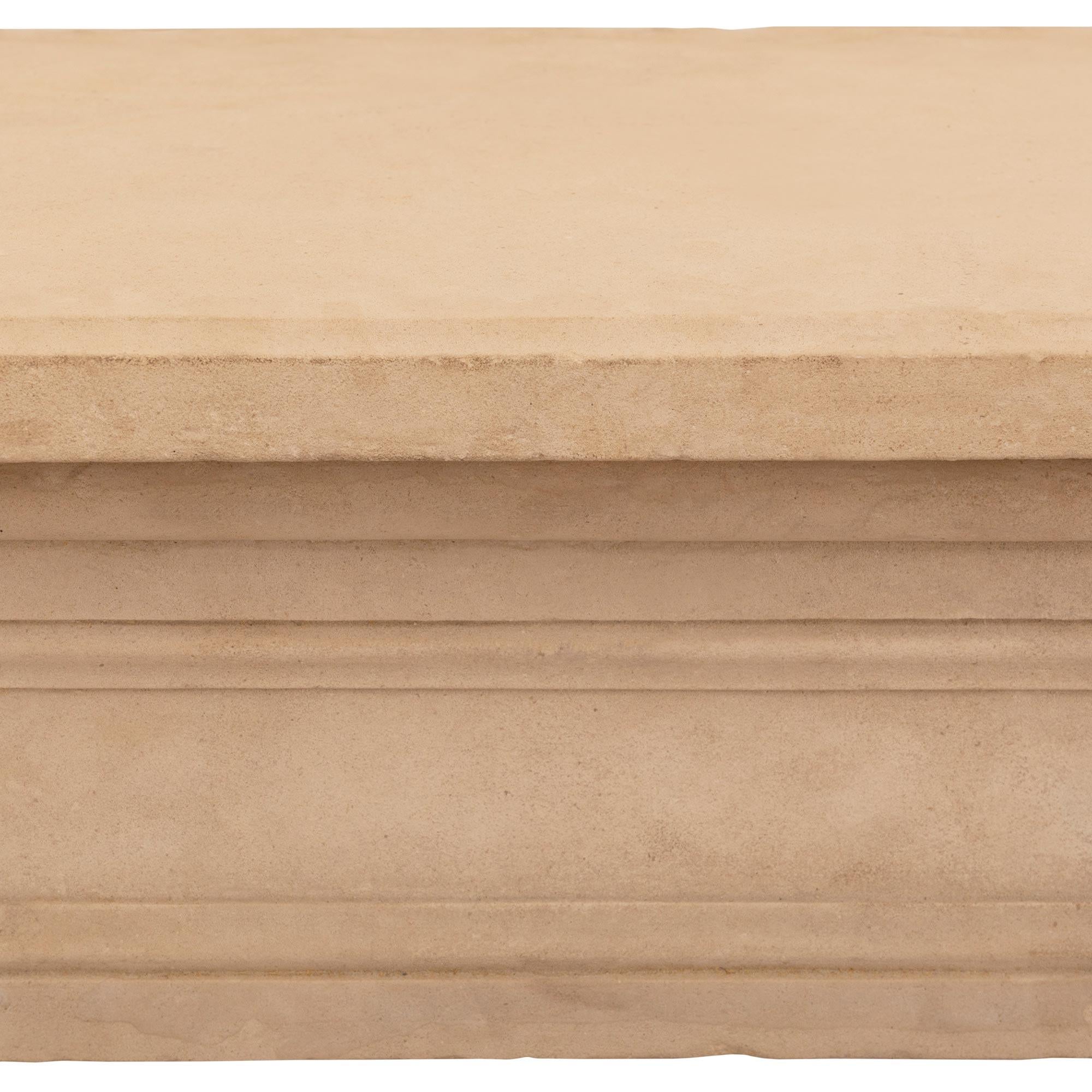 Calcare Mantello in pietra calcarea francese del XIX secolo in stile Luigi XVI in vendita