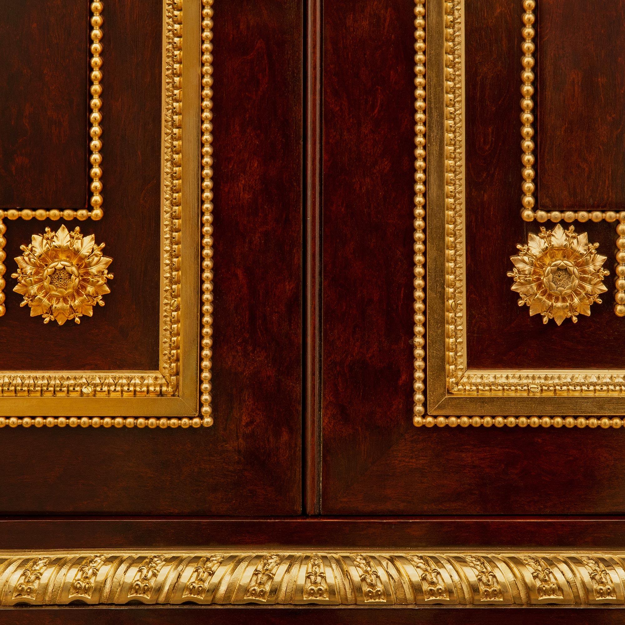 Buffet Louis XVI en acajou et marbre, signé Grohé. en vente 5