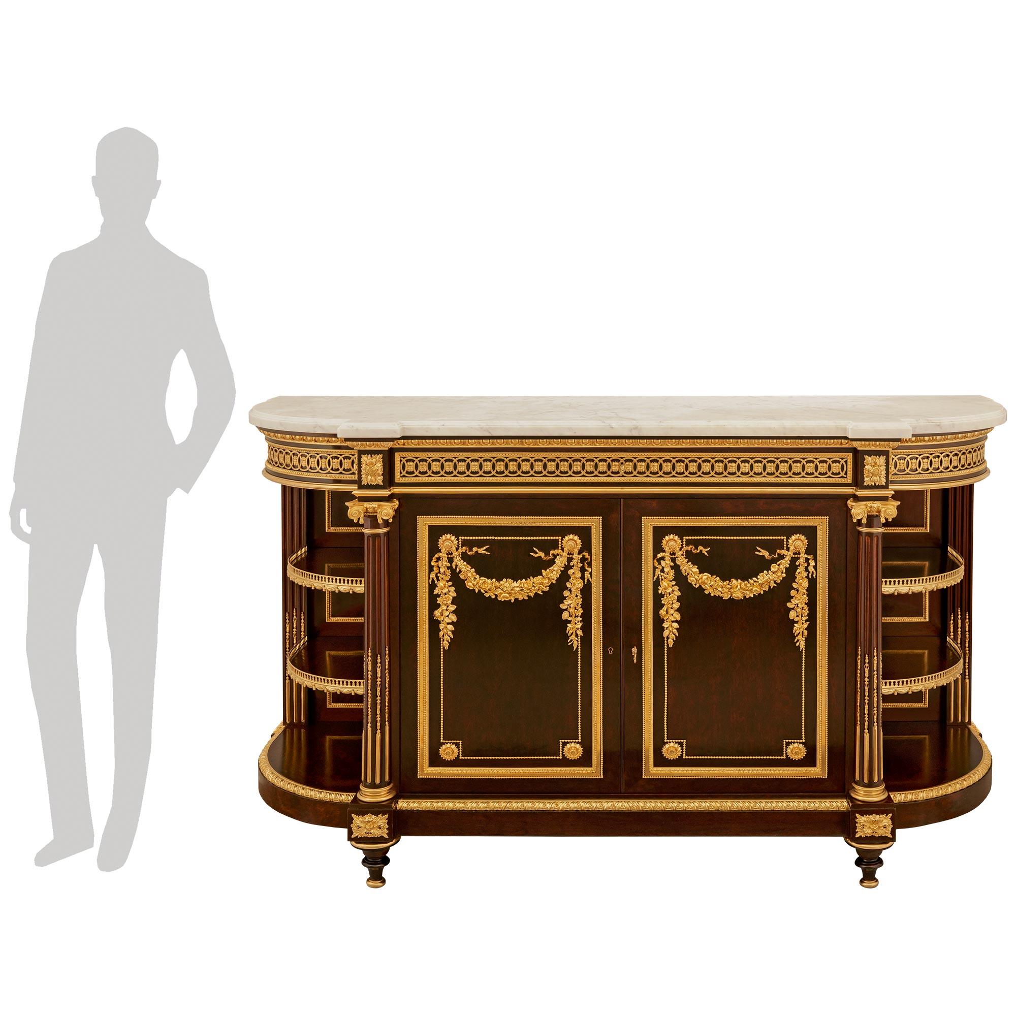 Exceptionnel buffet français du XIXe siècle de style Louis XVI, de très grande qualité, en acajou, bronze doré et marbre blanc de Carrare, signé Whiting. Ce superbe buffet repose sur des pieds en forme de topie avec des sabots et des chapiteaux en