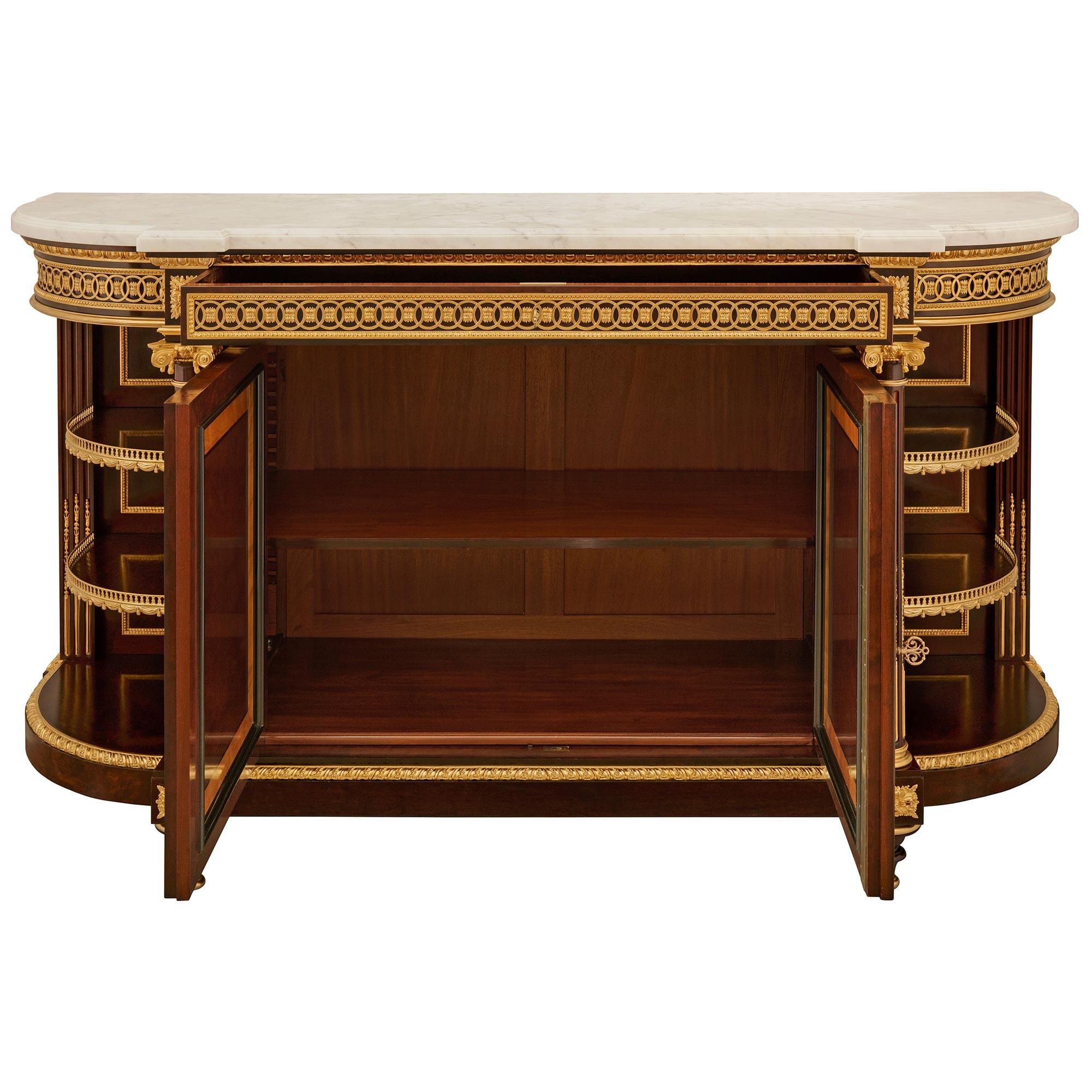 Français Buffet Louis XVI en acajou et marbre, signé Grohé. en vente