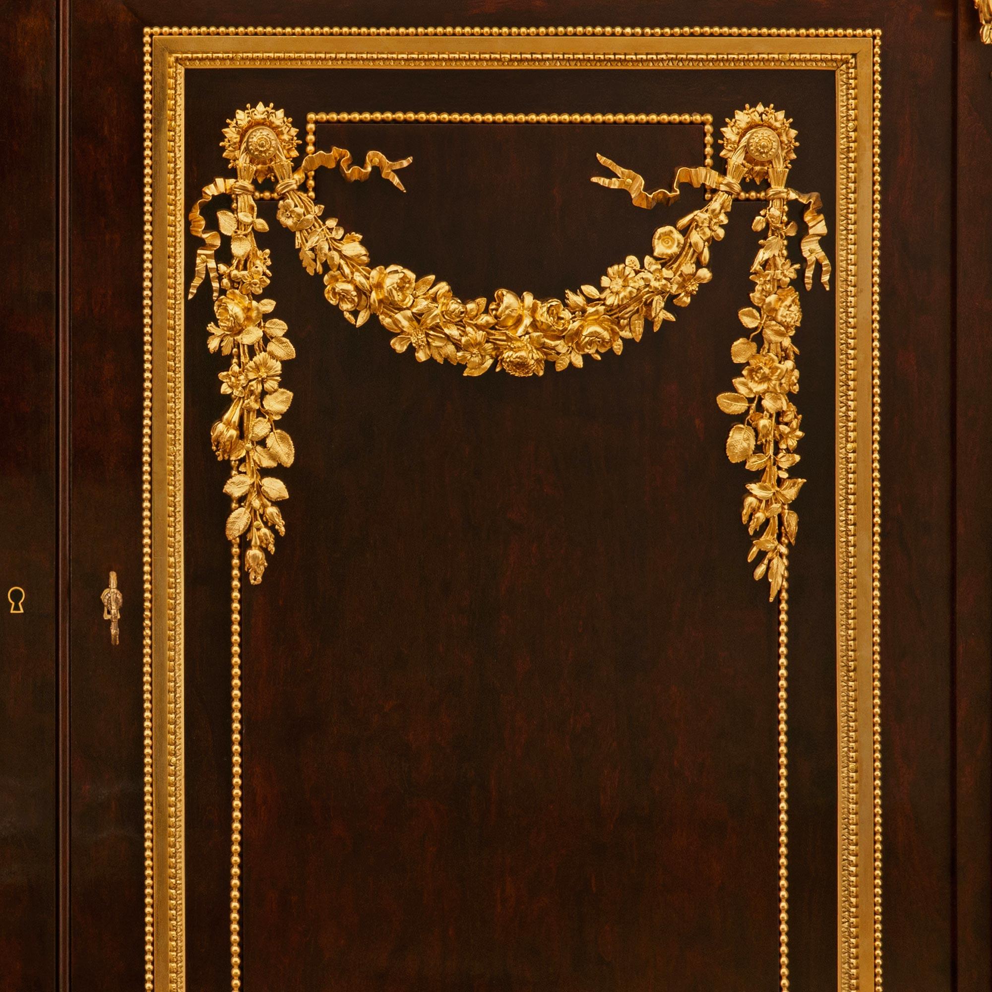 Buffet Louis XVI en acajou et marbre, signé Grohé. en vente 2