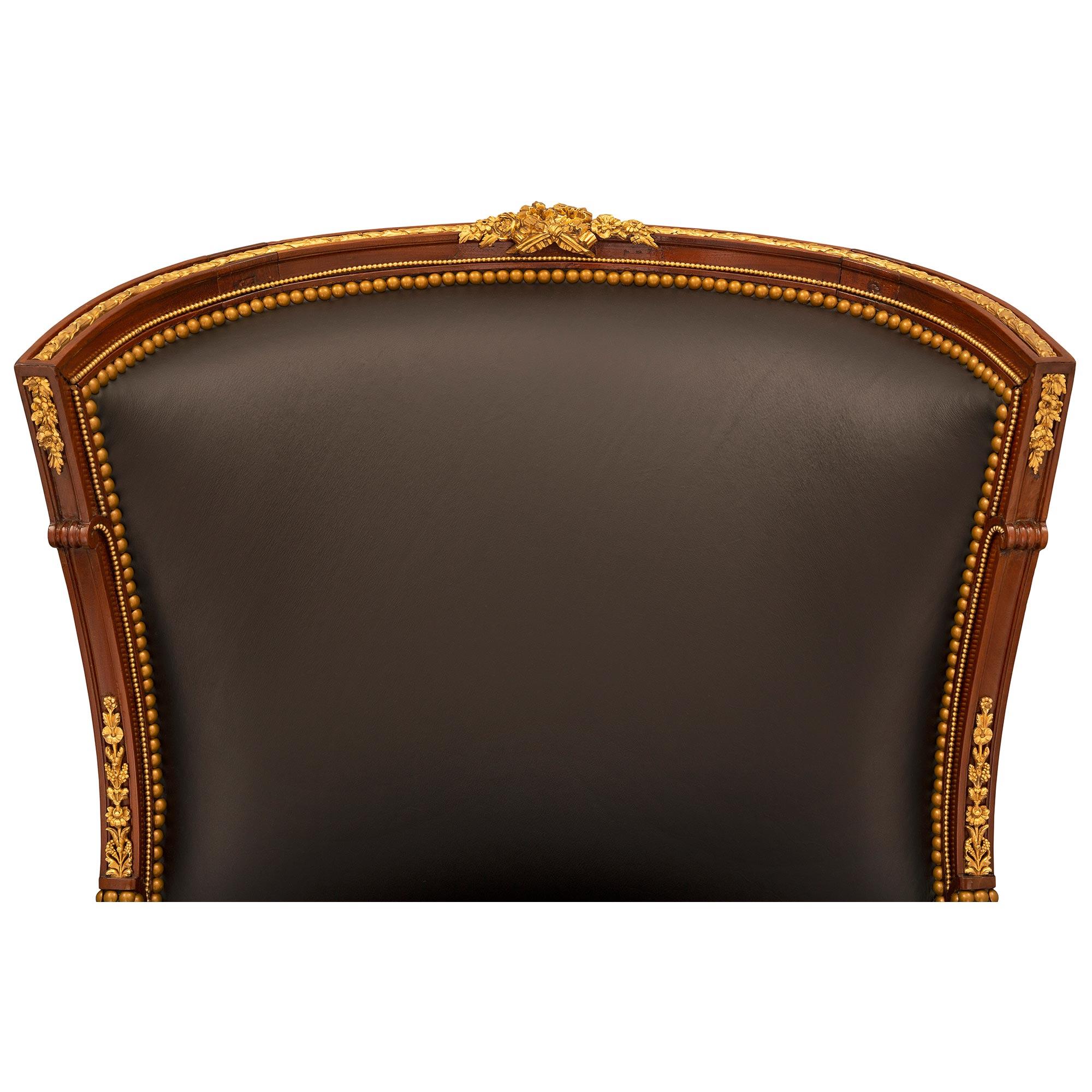 Französischer Louis-XVI-Sessel aus Mahagoni und Goldbronze aus dem 19. Jahrhundert im Zustand „Gut“ im Angebot in West Palm Beach, FL