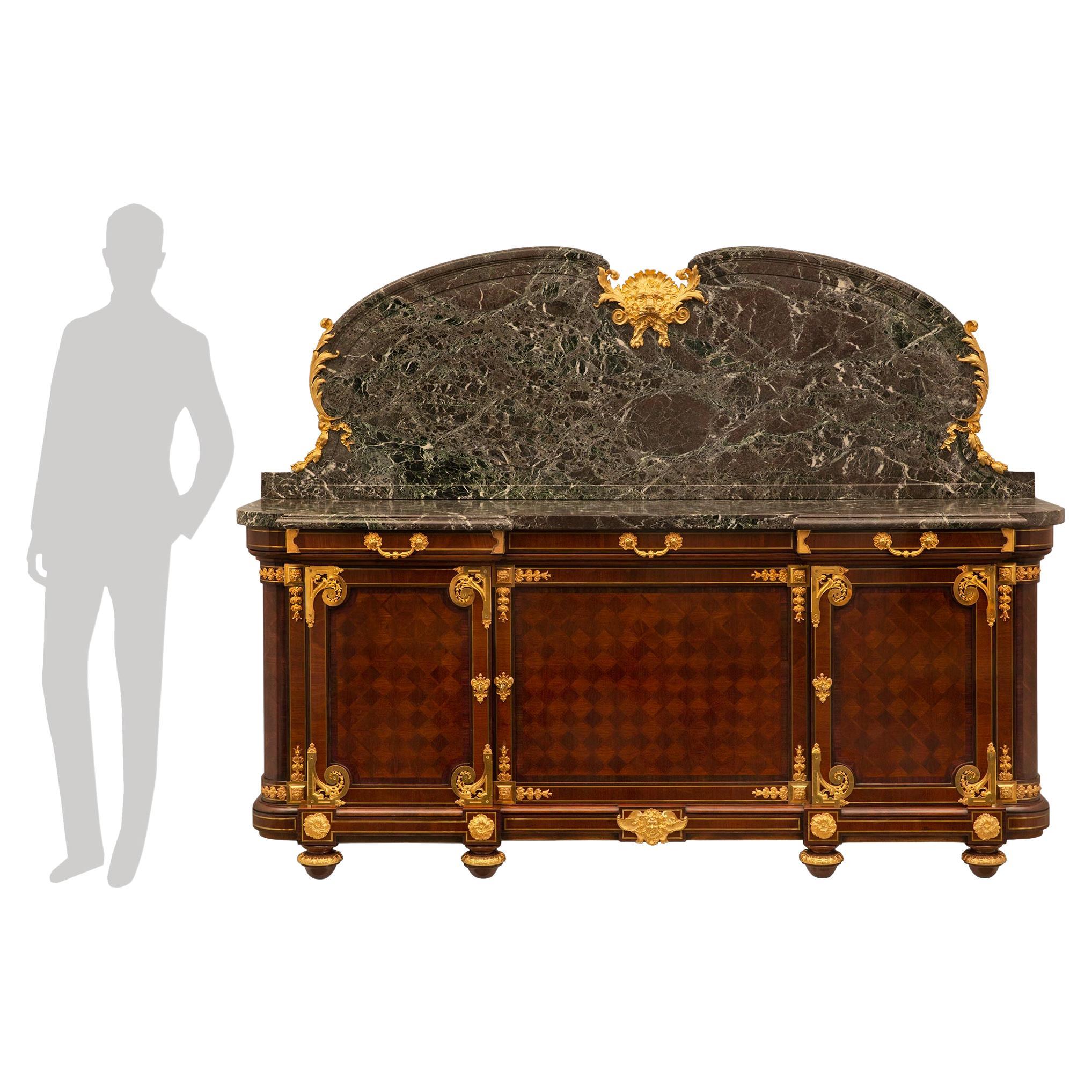 Buffet français du 19ème siècle de style Louis XVI en acajou et bronze doré