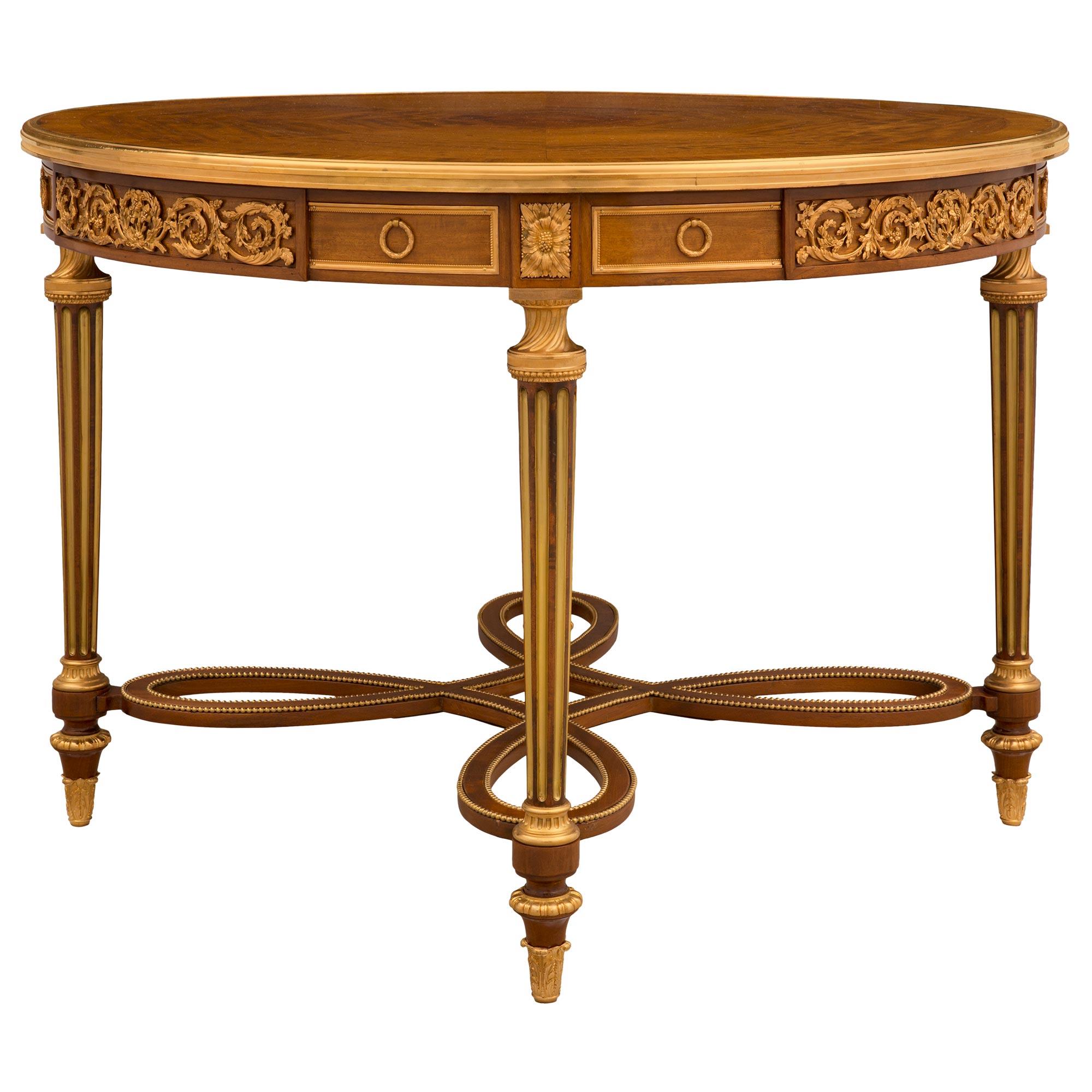 Français Table centrale française du 19ème siècle de style Louis XVI en acajou et bronze doré en vente