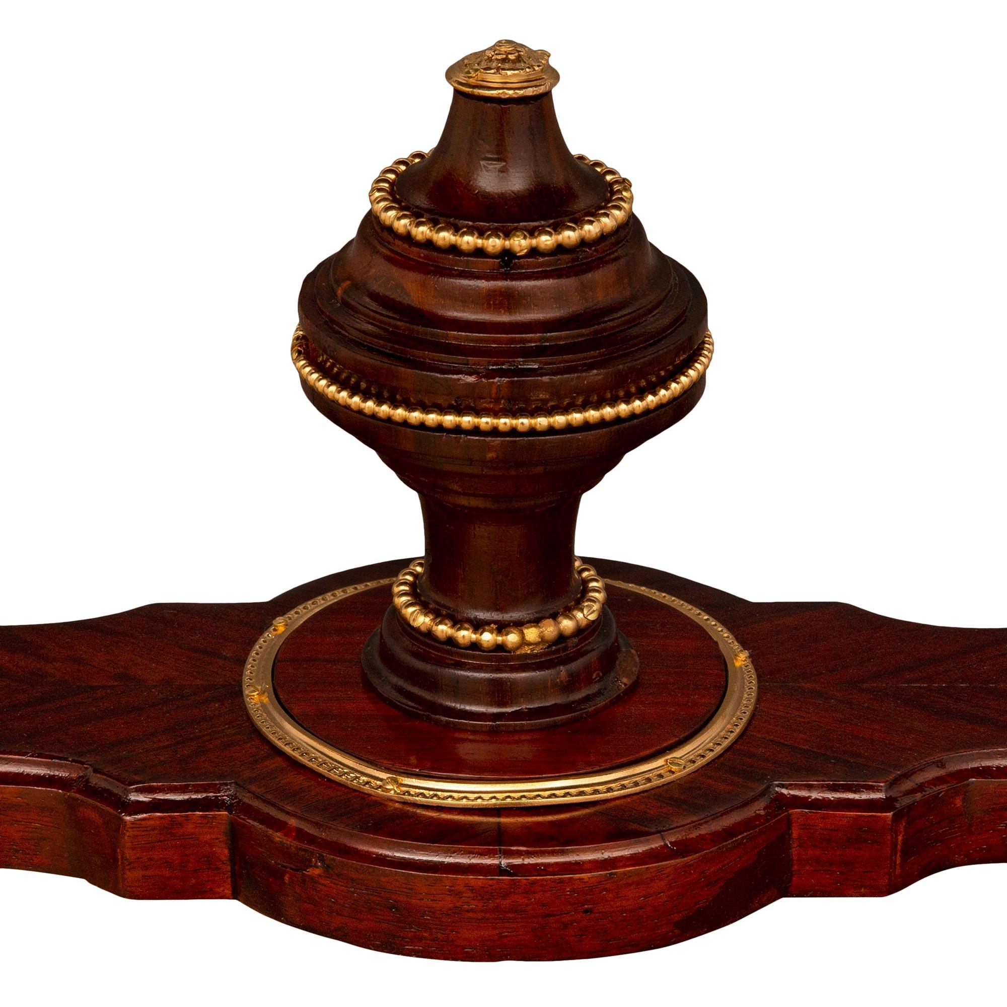 Schreibtisch aus Mahagoni und Goldbronze im Louis-XVI-Stil des 19. Jahrhunderts im Angebot 5