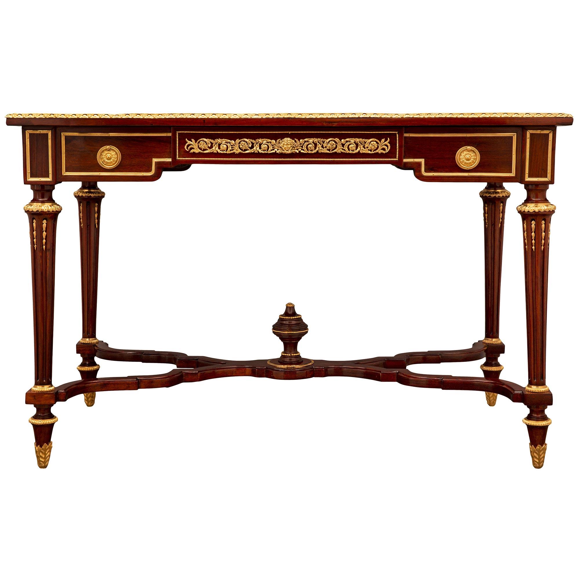 Schreibtisch aus Mahagoni und Goldbronze im Louis-XVI-Stil des 19. Jahrhunderts im Angebot 7