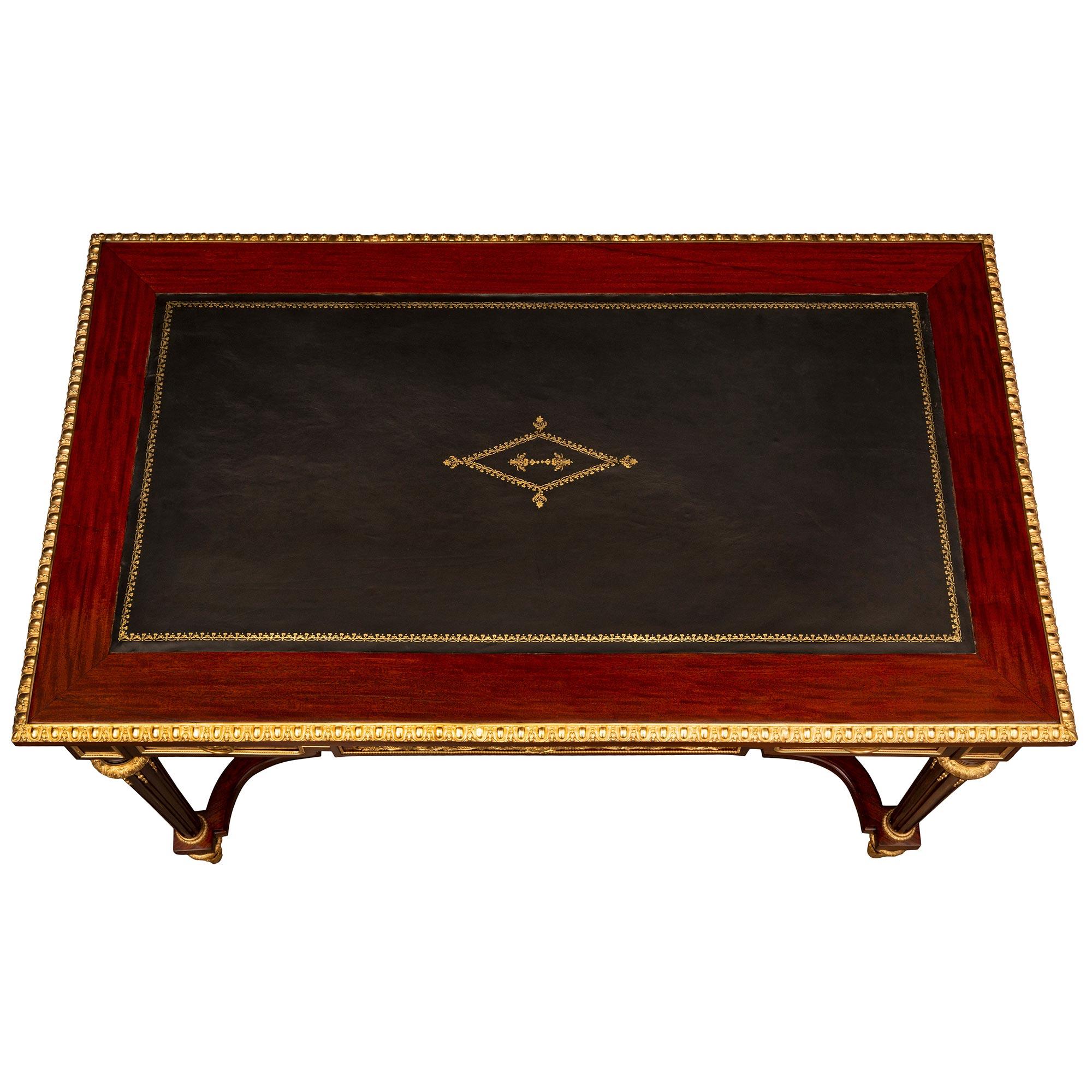 Ein auffallender und sehr eleganter französischer Schreibtisch aus dem 19. Jahrhundert im Stil Louis XVI. aus Mahagoni und Ormolu. Der Schreibtisch steht auf feinen, topieförmigen Füßen mit auffälligen Akanthusblatt-Sabots aus Ormolu unter schönen,
