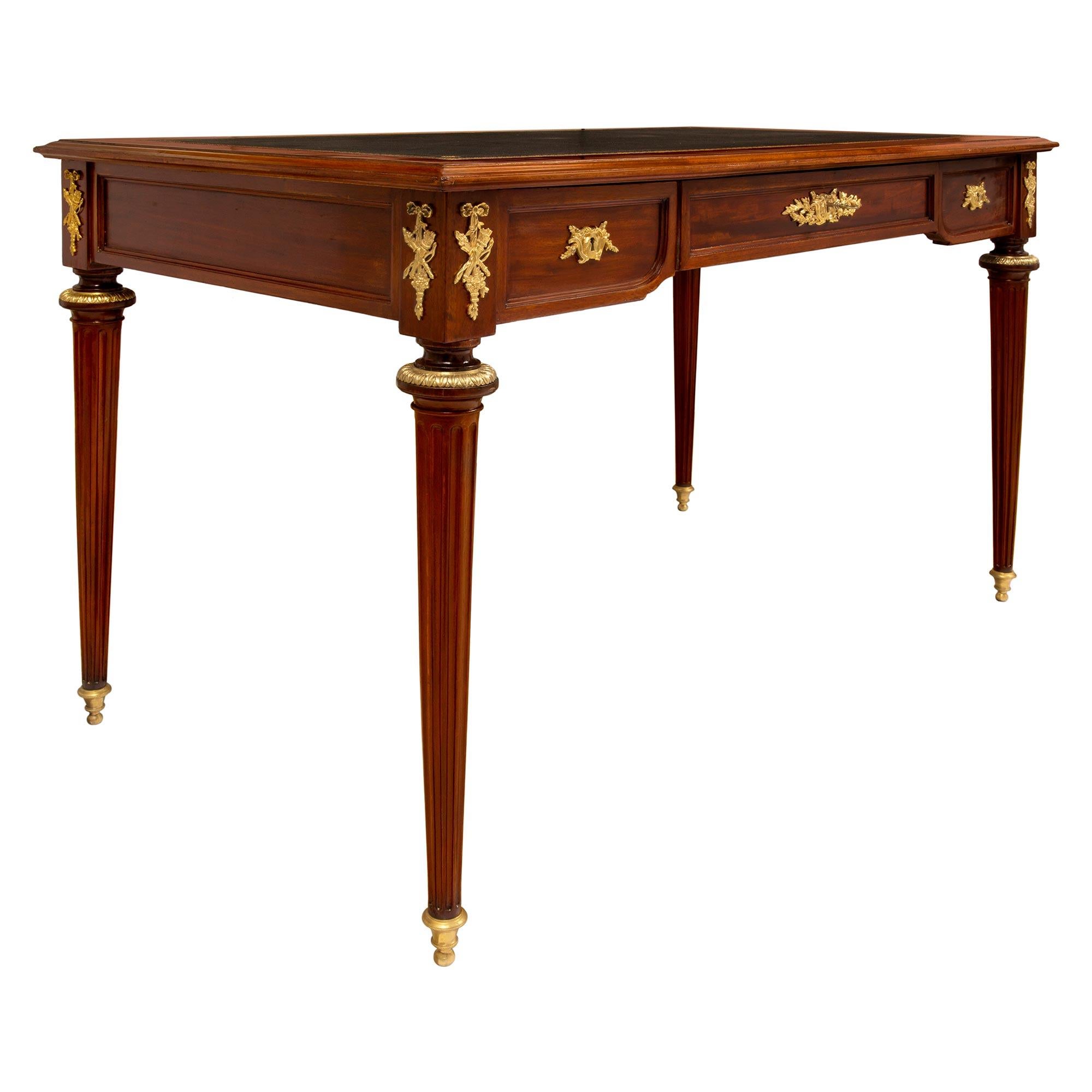 Schreibtisch aus Mahagoni und Goldbronze im Louis-XVI-Stil des 19. Jahrhunderts (Louis XVI.) im Angebot