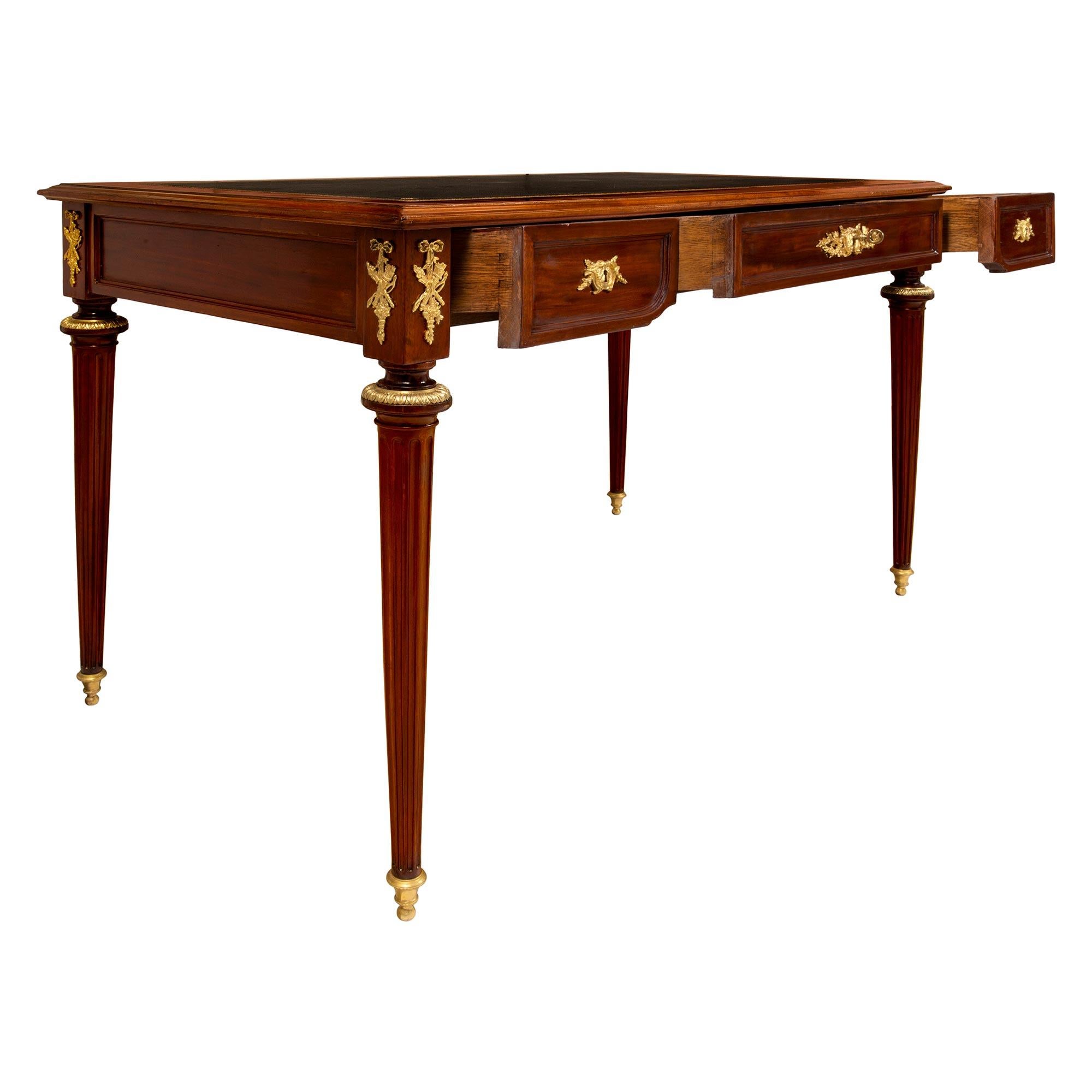 Schreibtisch aus Mahagoni und Goldbronze im Louis-XVI-Stil des 19. Jahrhunderts (Französisch) im Angebot