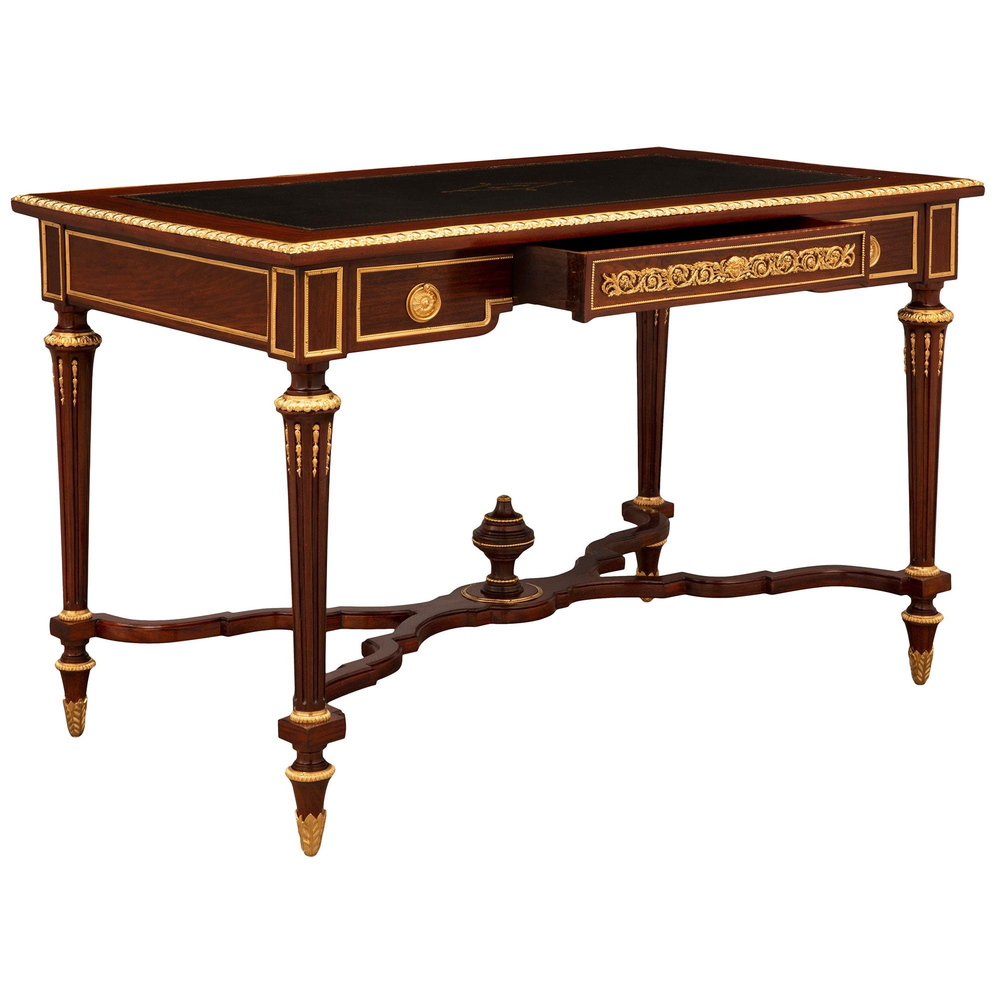 Schreibtisch aus Mahagoni und Goldbronze im Louis-XVI-Stil des 19. Jahrhunderts (Französisch) im Angebot