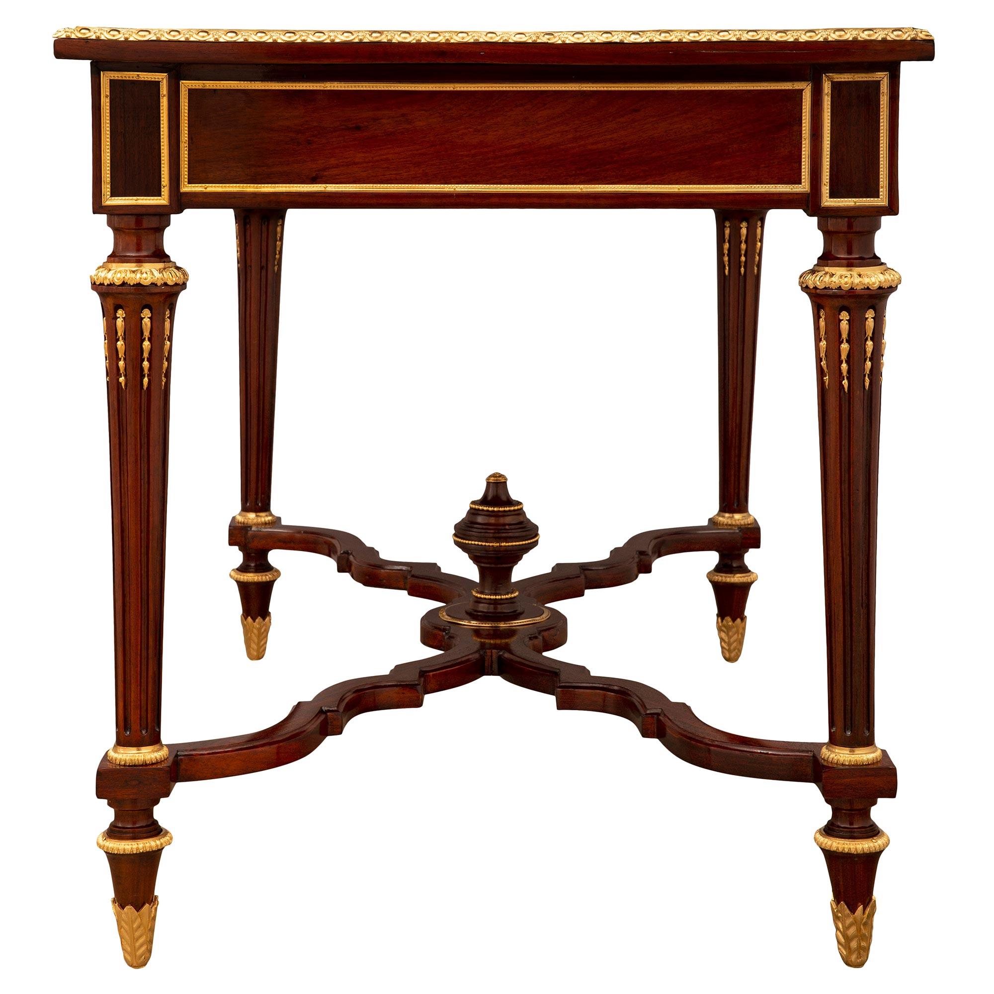 Schreibtisch aus Mahagoni und Goldbronze im Louis-XVI-Stil des 19. Jahrhunderts im Zustand „Gut“ im Angebot in West Palm Beach, FL