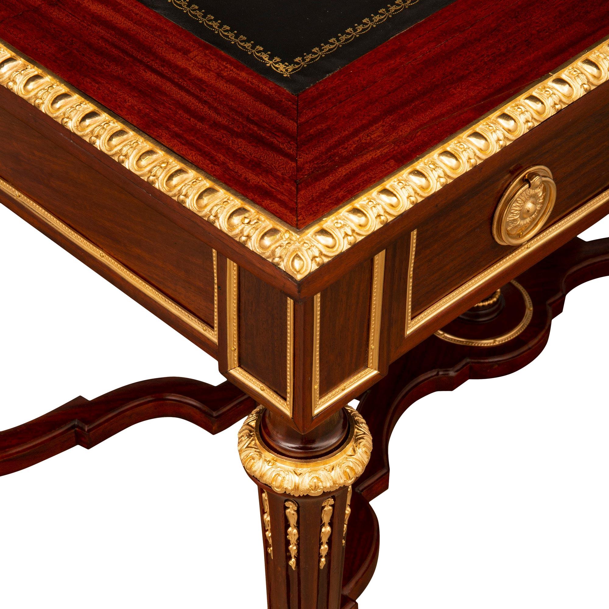 Schreibtisch aus Mahagoni und Goldbronze im Louis-XVI-Stil des 19. Jahrhunderts im Angebot 1