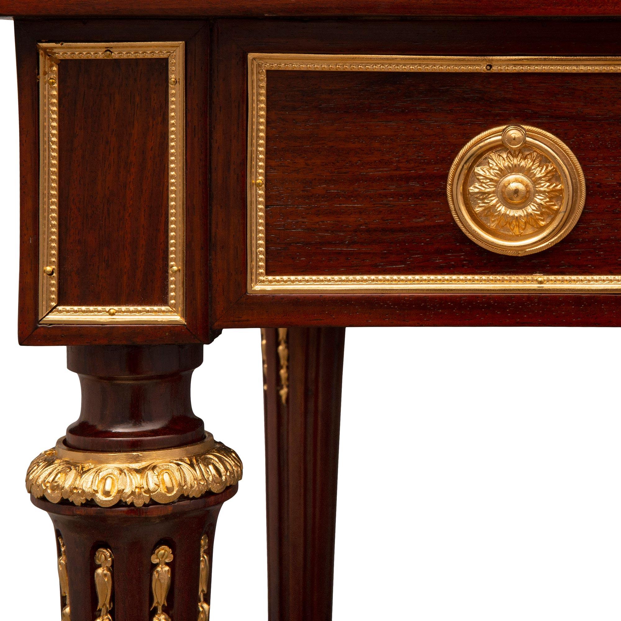Schreibtisch aus Mahagoni und Goldbronze im Louis-XVI-Stil des 19. Jahrhunderts im Angebot 2