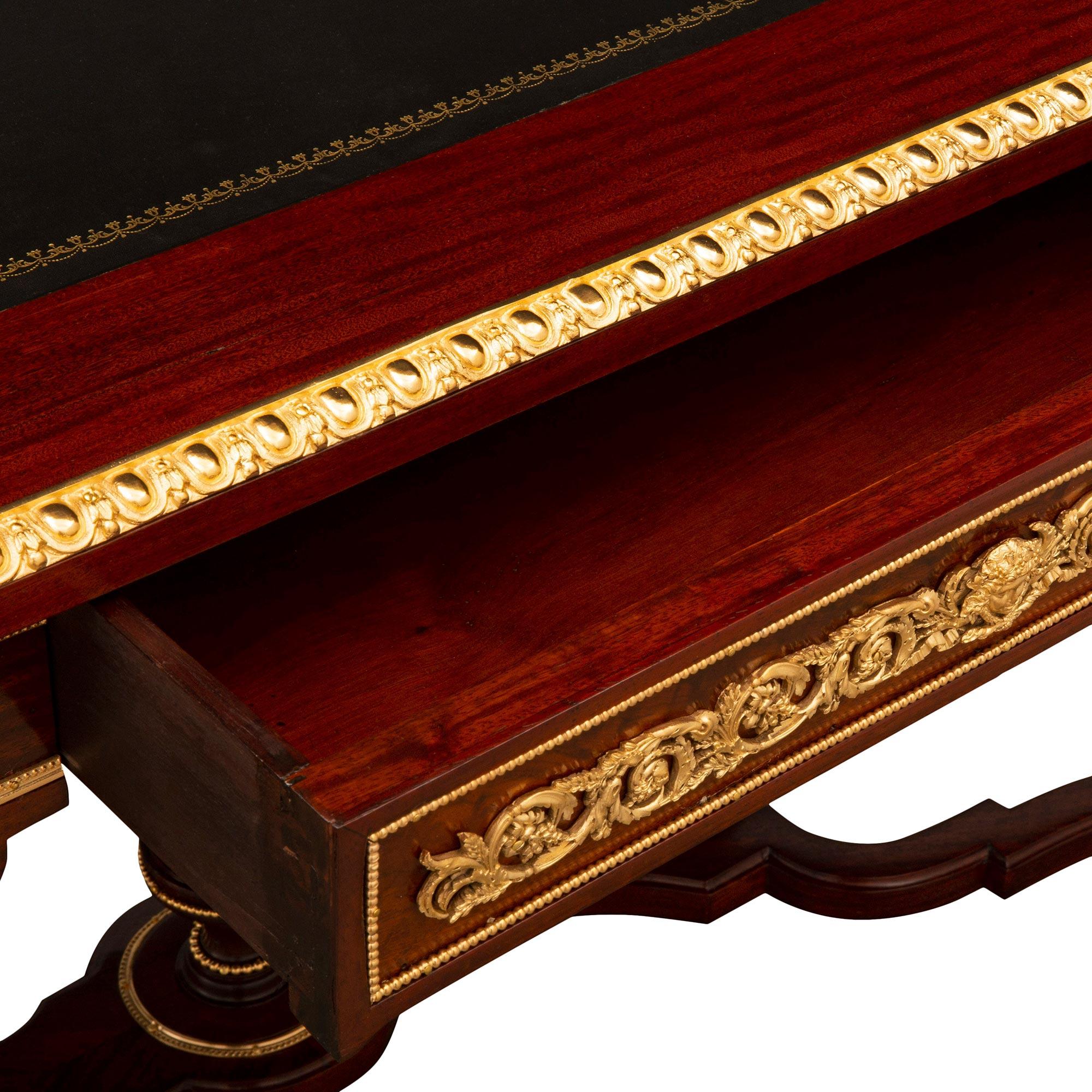 Schreibtisch aus Mahagoni und Goldbronze im Louis-XVI-Stil des 19. Jahrhunderts im Angebot 4