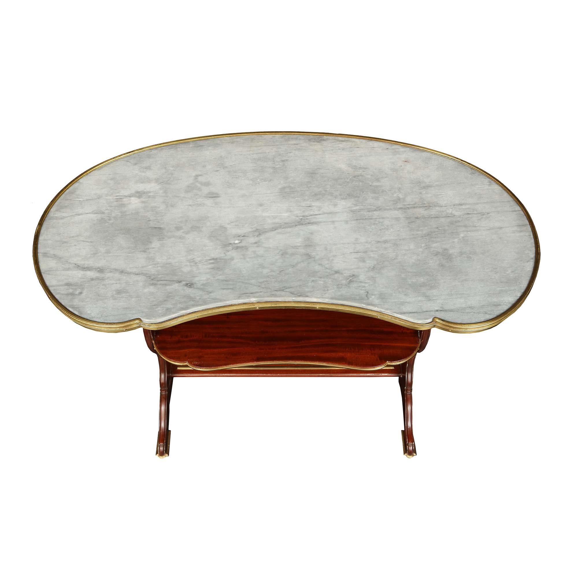 Français Table d'appoint française en forme de rein de style Louis XVI du 19ème siècle en acajou et bronze doré en vente