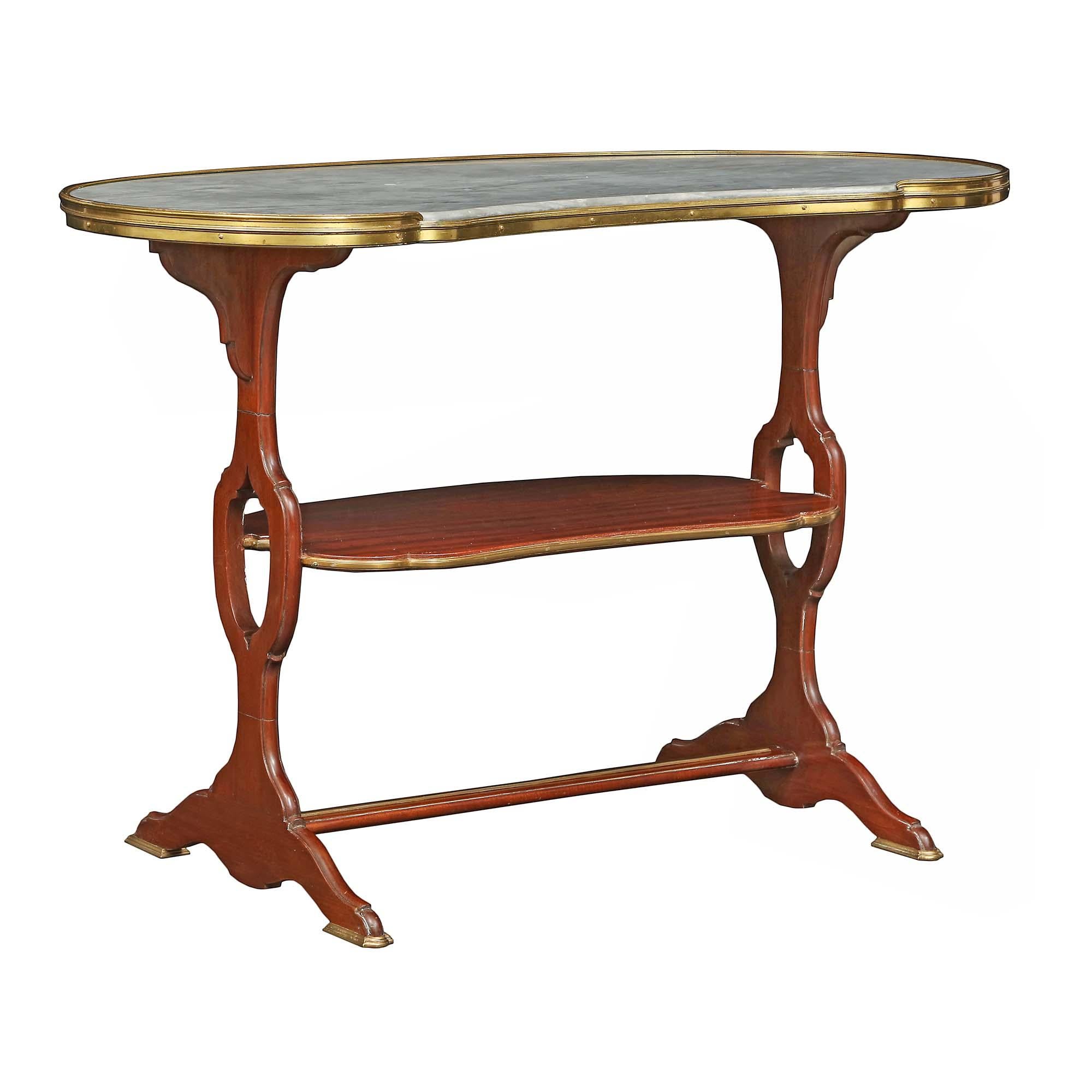 Patiné Table d'appoint française en forme de rein de style Louis XVI du 19ème siècle en acajou et bronze doré en vente