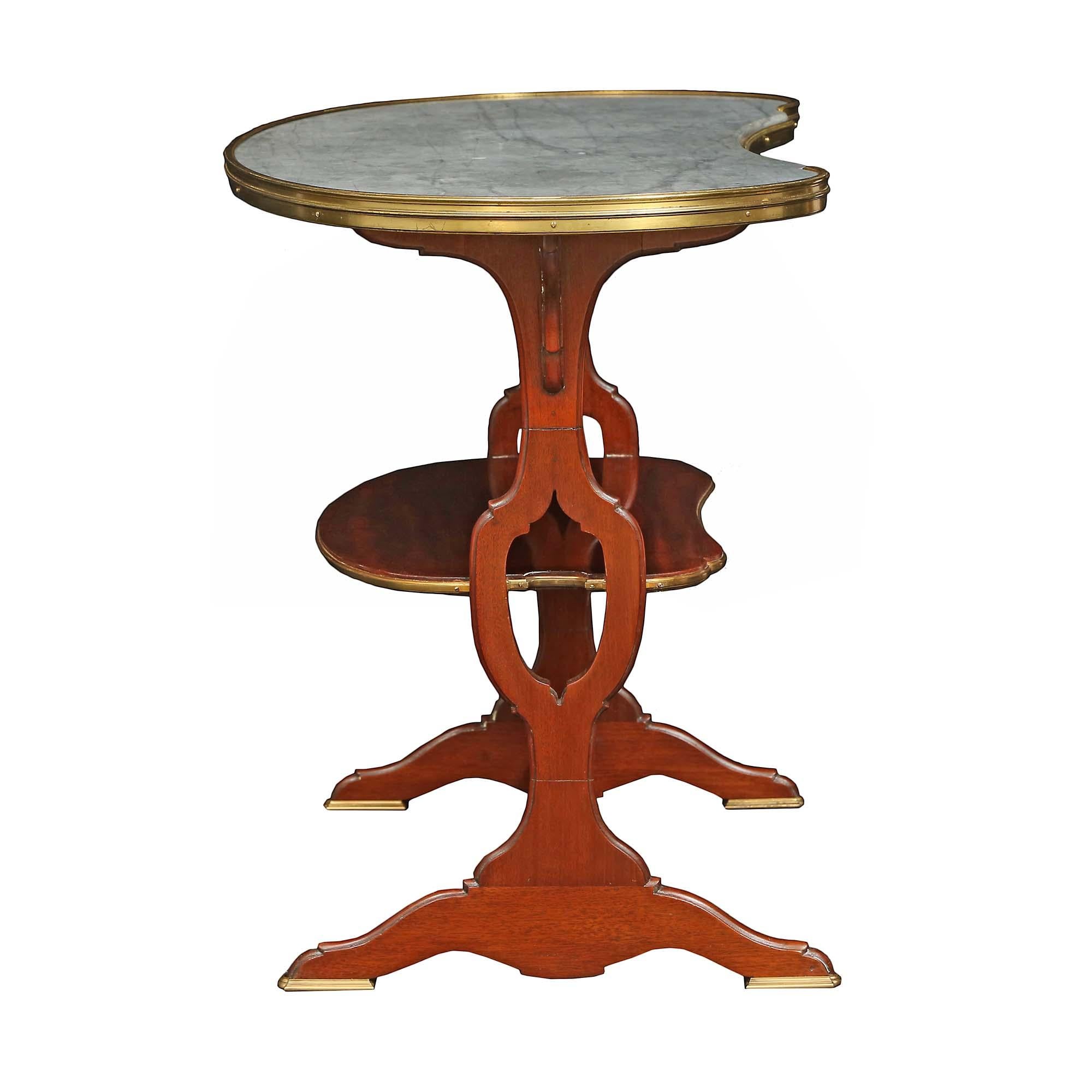 Table d'appoint française en forme de rein de style Louis XVI du 19ème siècle en acajou et bronze doré Bon état - En vente à West Palm Beach, FL