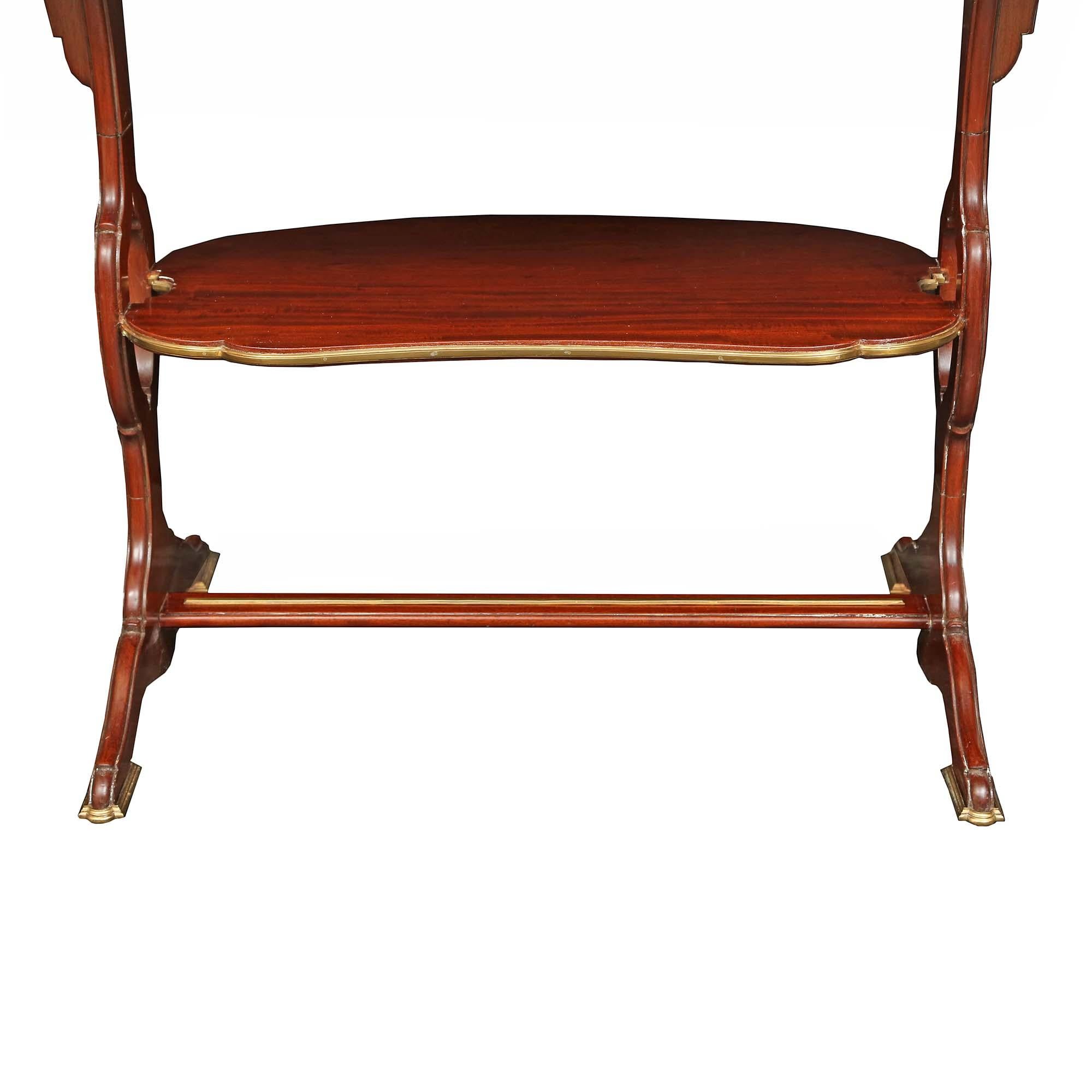 XIXe siècle Table d'appoint française en forme de rein de style Louis XVI du 19ème siècle en acajou et bronze doré en vente