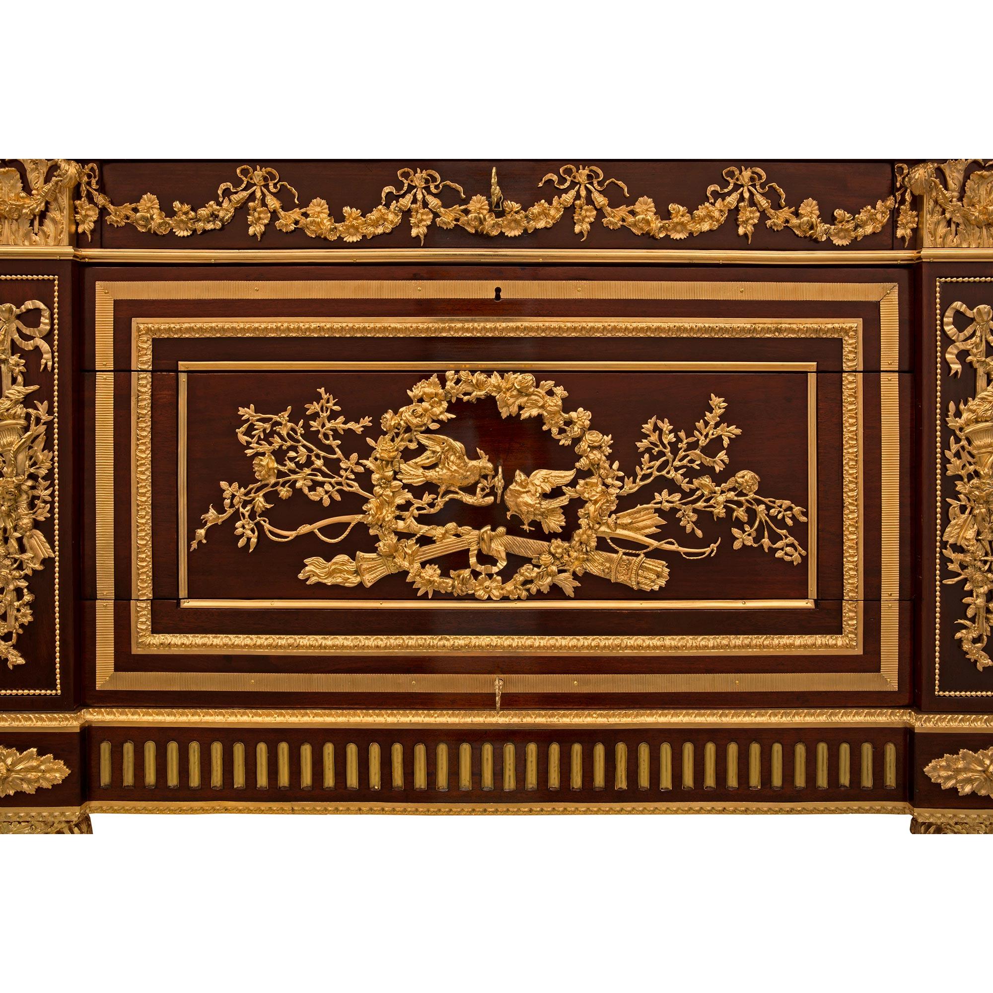 Commode de château française du XIXe siècle de style Louis XVI en acajou et bronze doré en vente 5