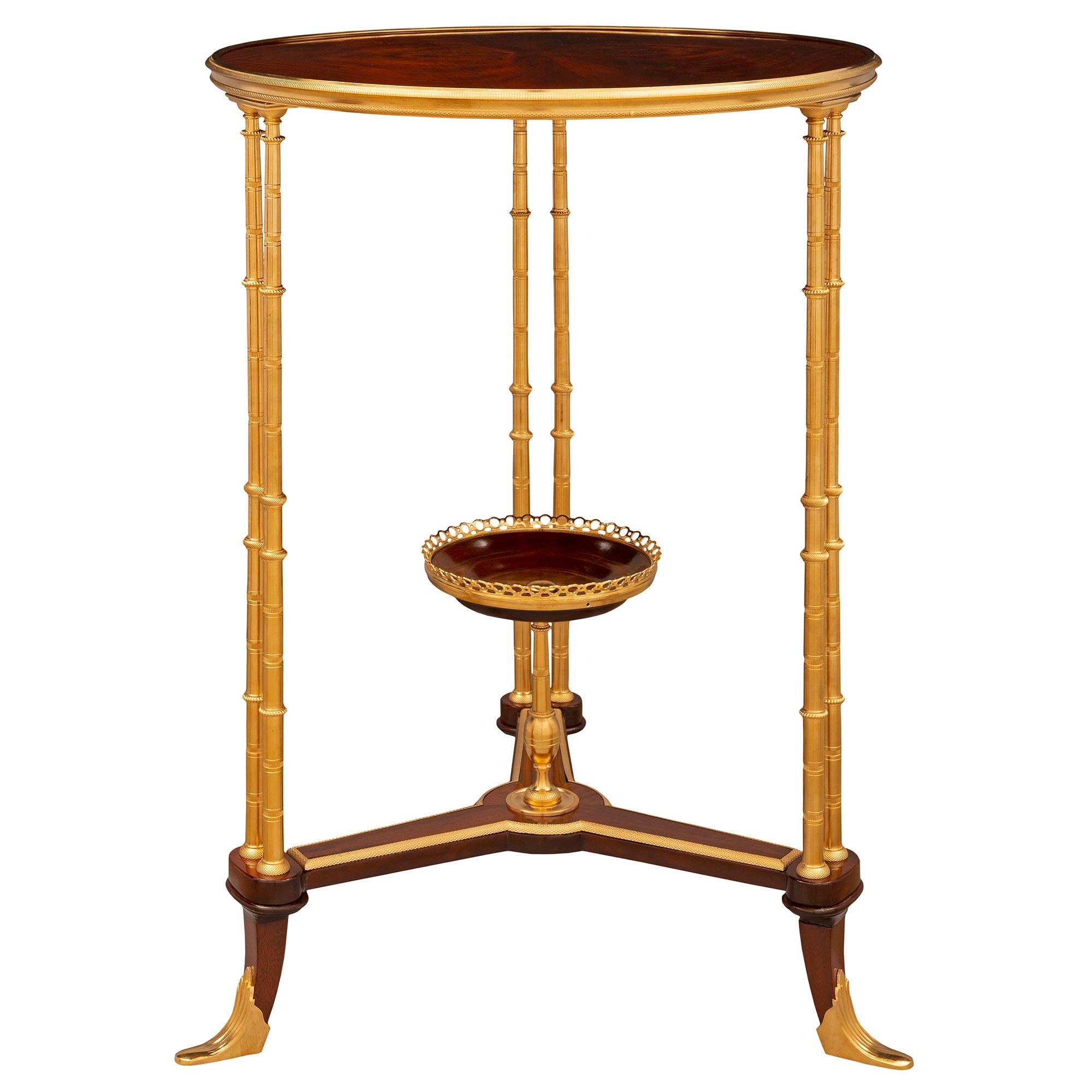 Français Table d'appoint française du 19ème siècle de style Louis XVI en acajou et bronze doré en vente